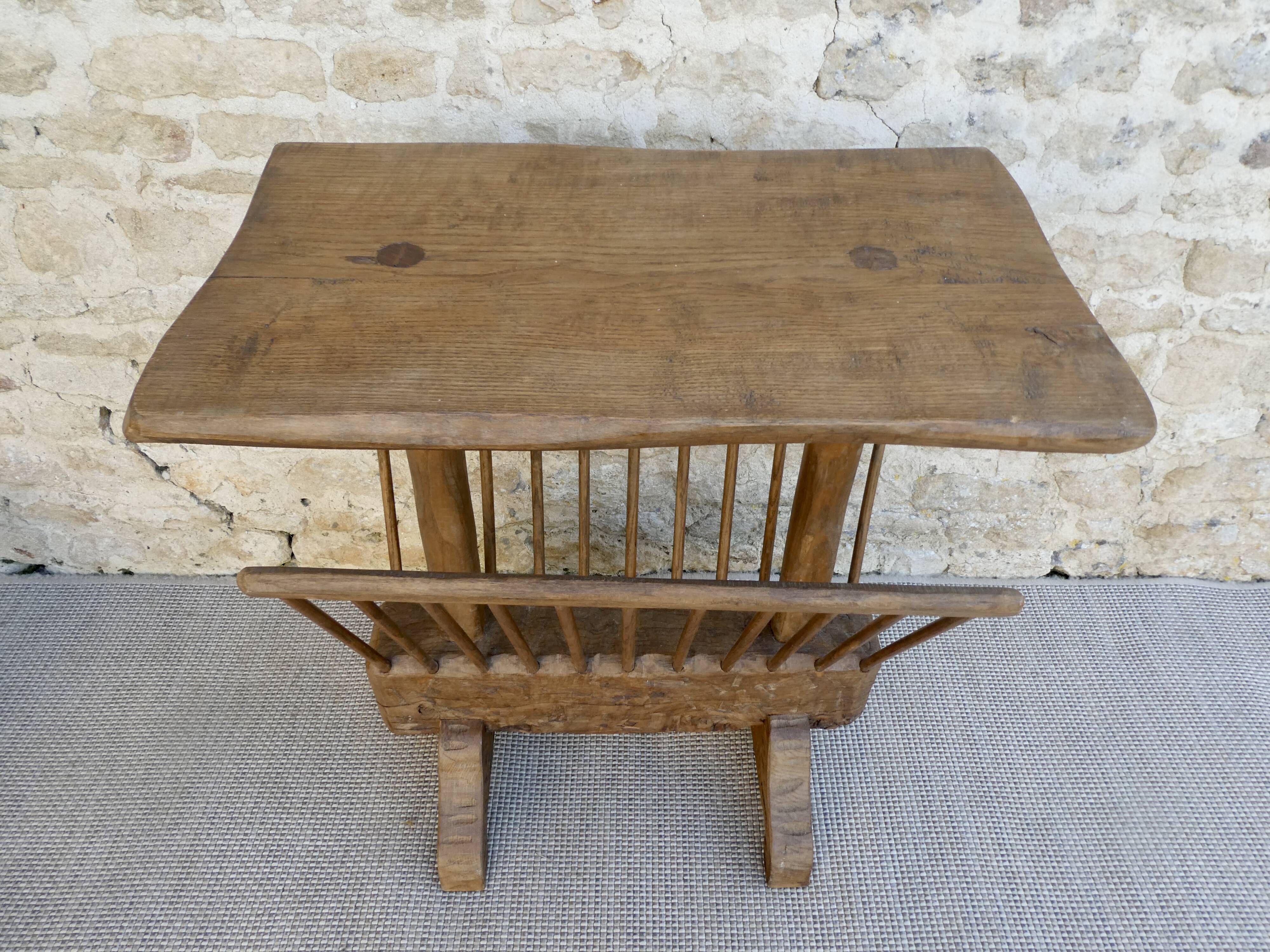 Pedestal table magazine in carved wood with gouge, mountain