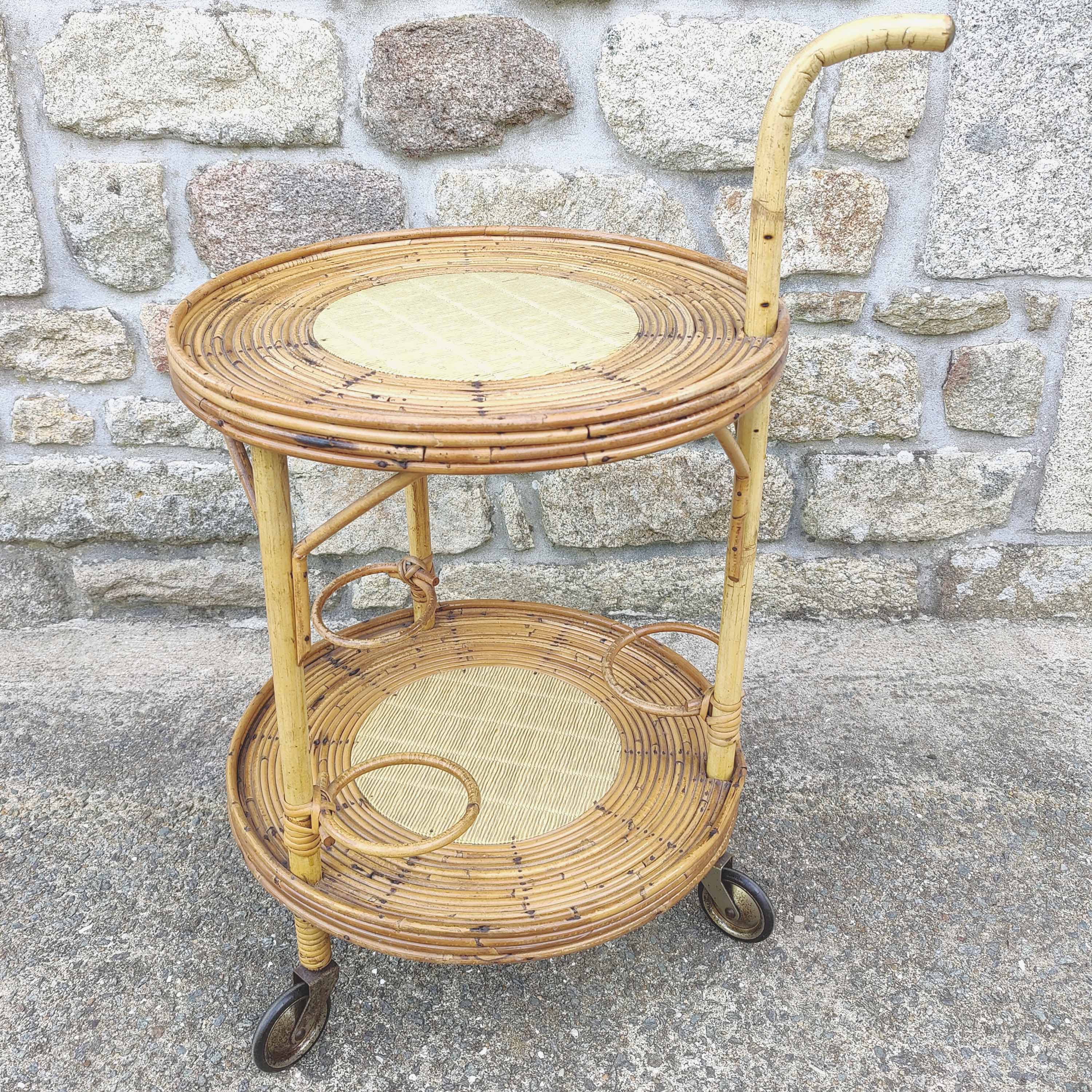 Round dessert bar in rattan and vinyl braided straw way
