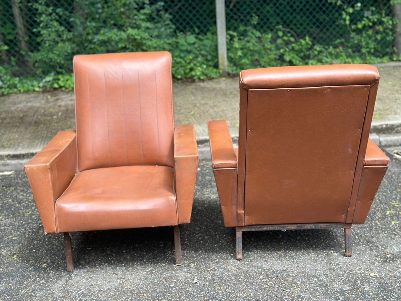 2 club chairs from the 1950s in cognac leather.