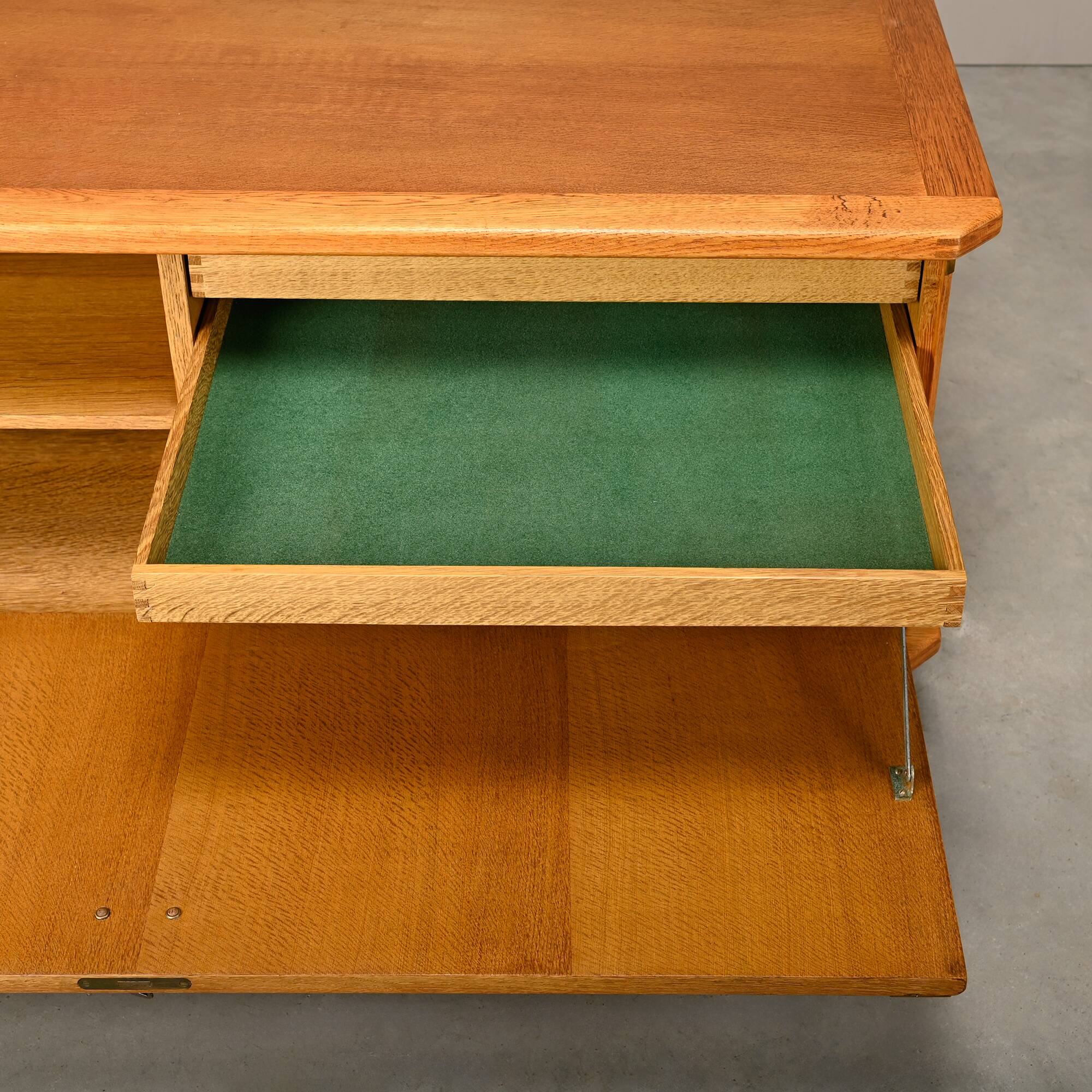 Buffet bas en chêne avec des supports en laiton conçu par Henning Kjærnulf.