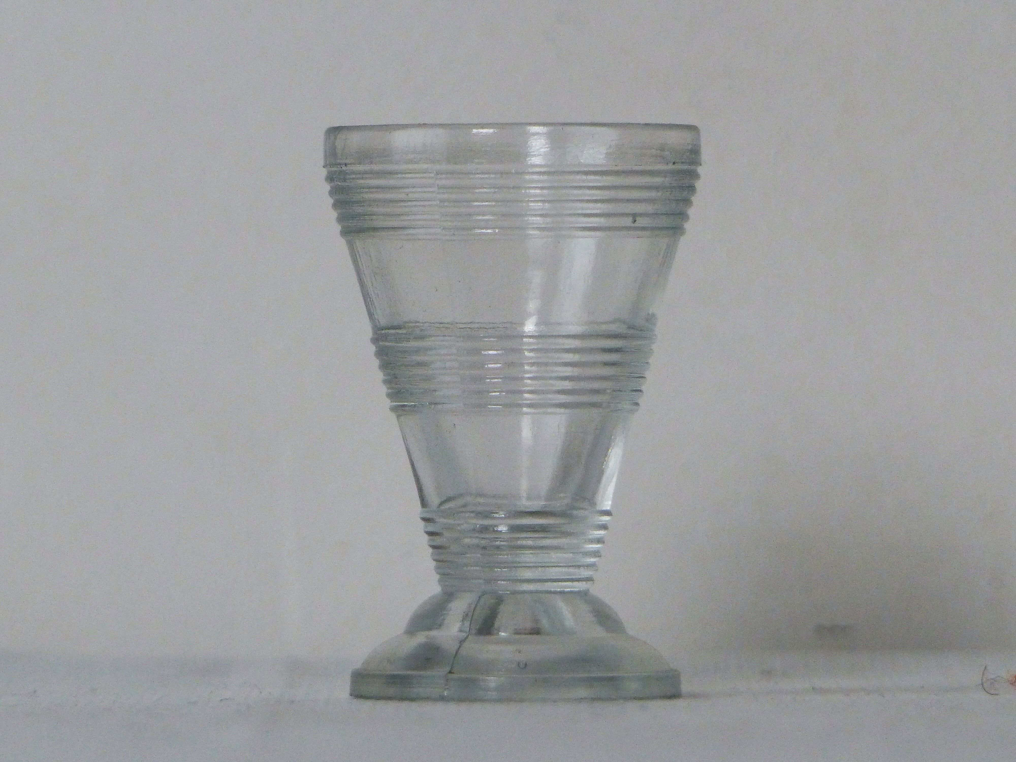 Carafe and its 3 glasses