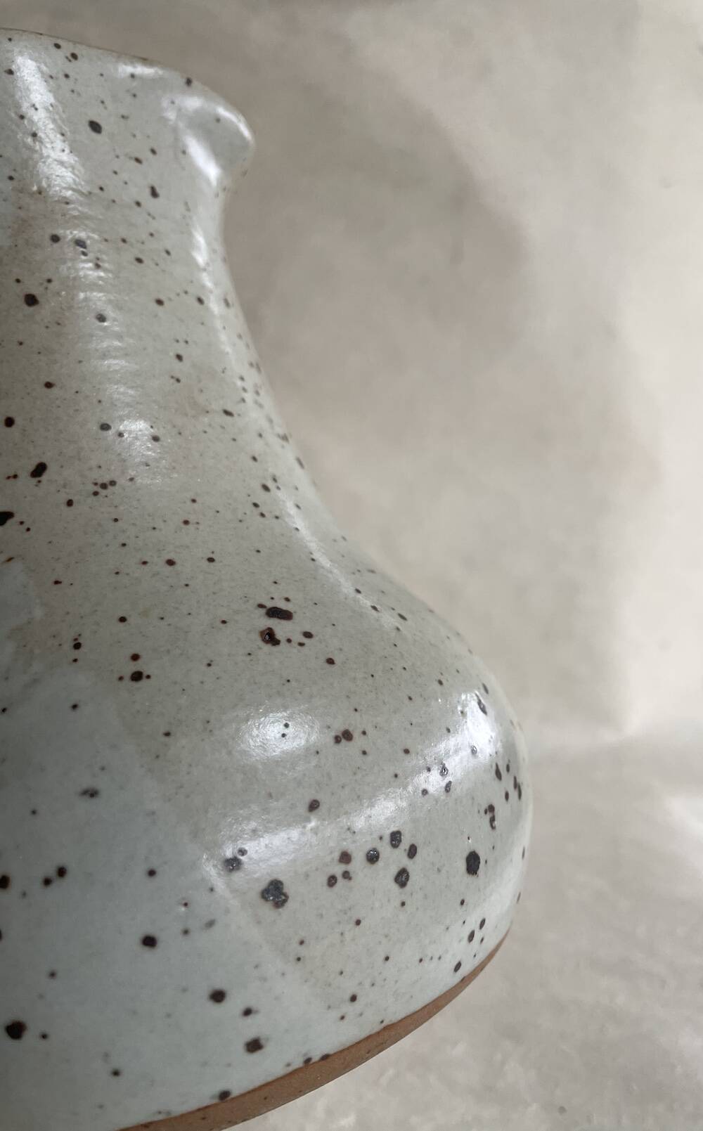 Pichet en grès vernissé beige moucheté