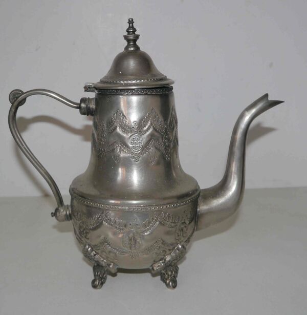 Ancienne théière « le cheval » et pot à lait en métal argenté