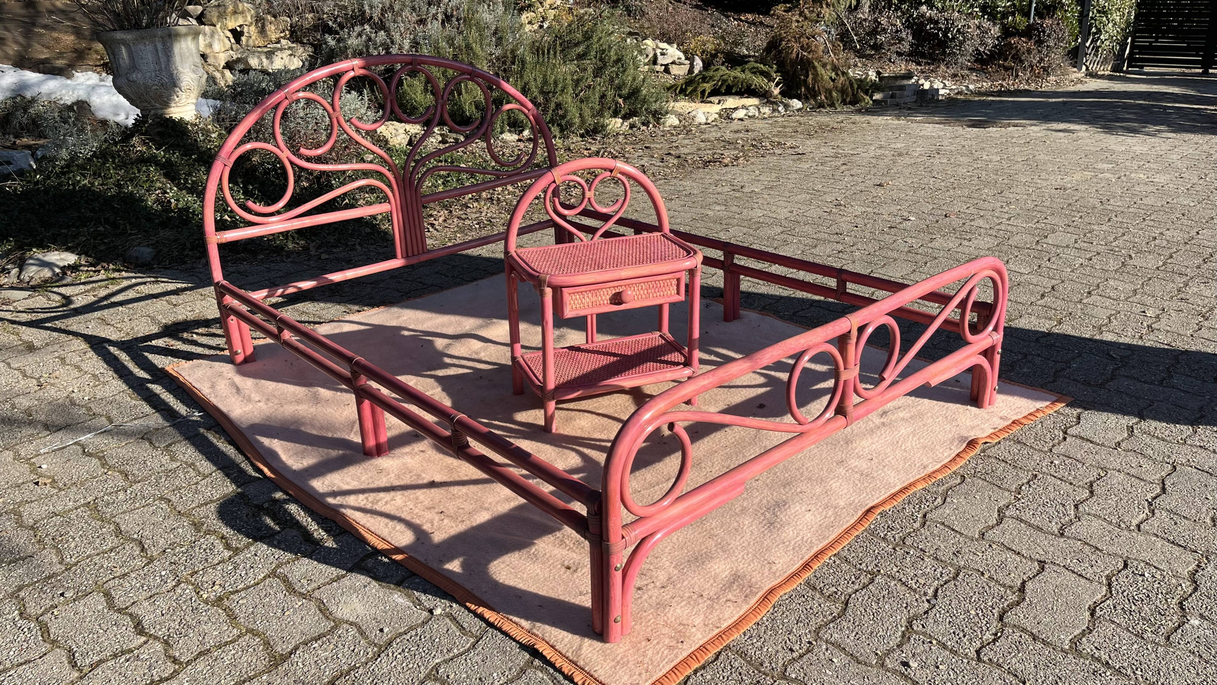 Chevet en rotin rose