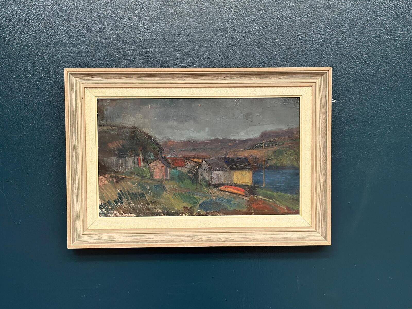 Huile sur toile suédoise d'époque mi-siècle – « Village » par Gustav Adolf Johansson – Vintage et encadrée – Environ 35,5 × 52,5 cm (14" × 20,7")
