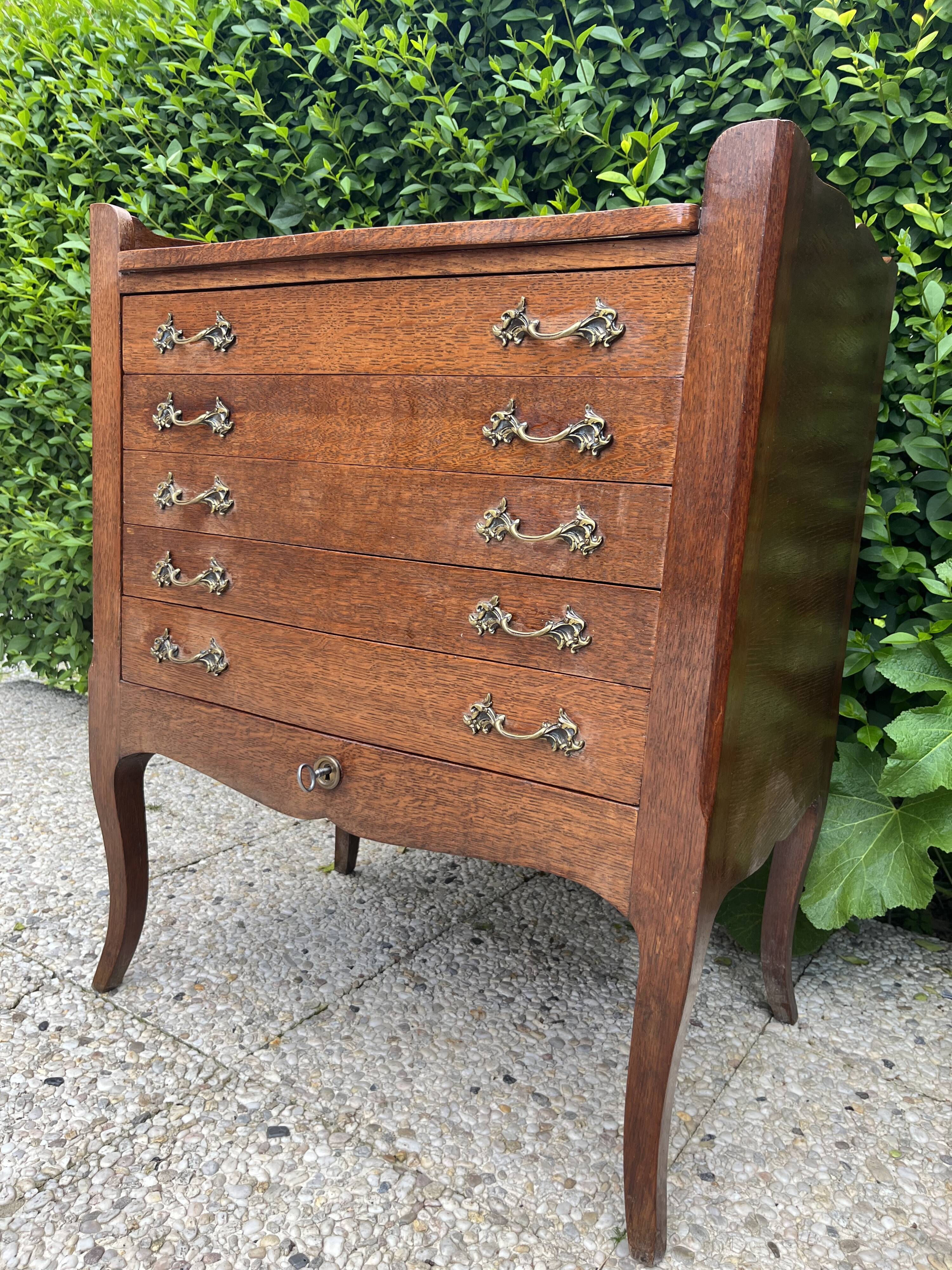 Silverware chest of drawers for housewife