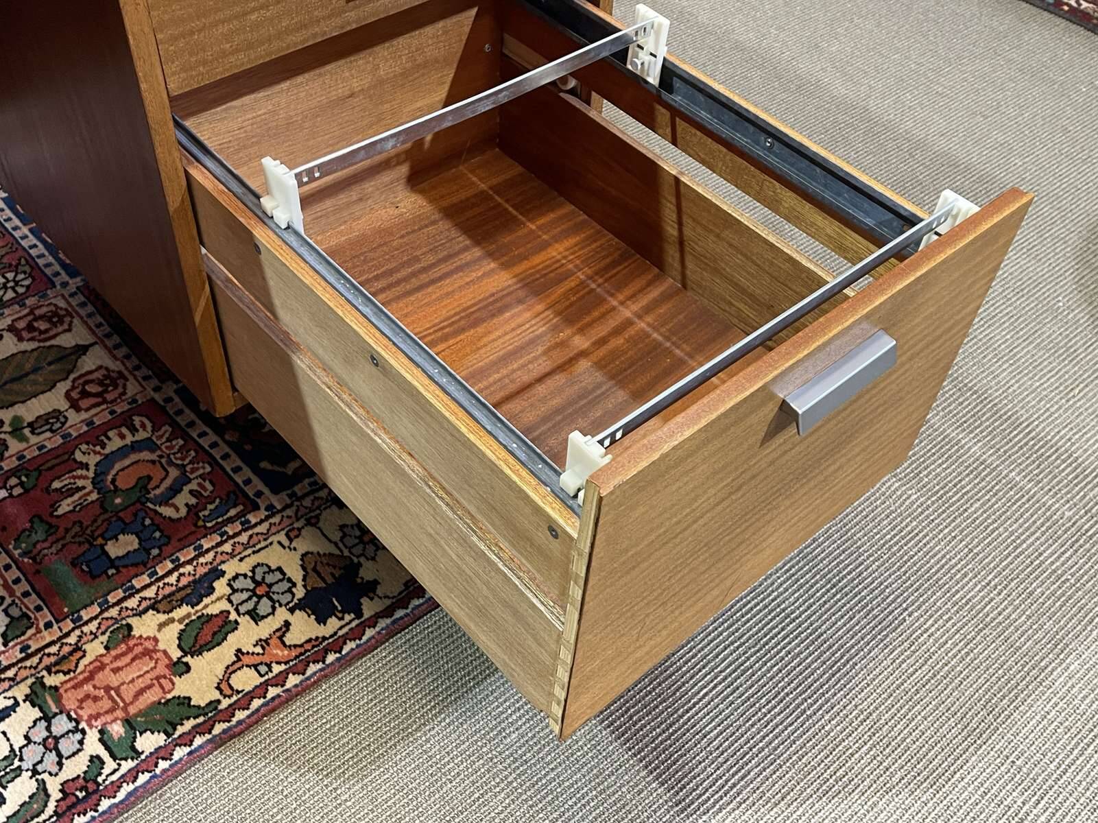 Bureau de direction anglais des années 1970 en acajou