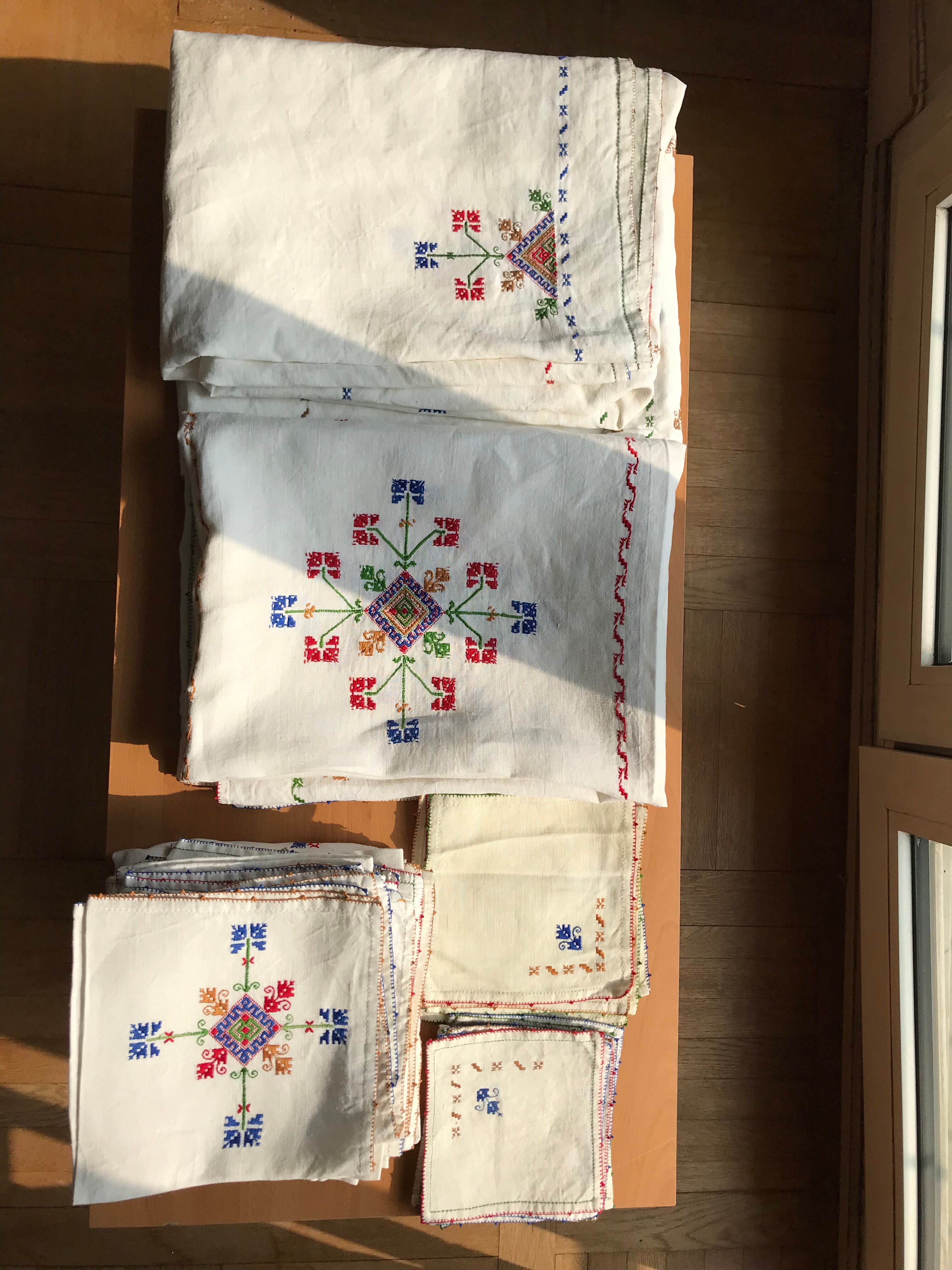 Ensemble nappes serviettes carrés de table brodé vintage
