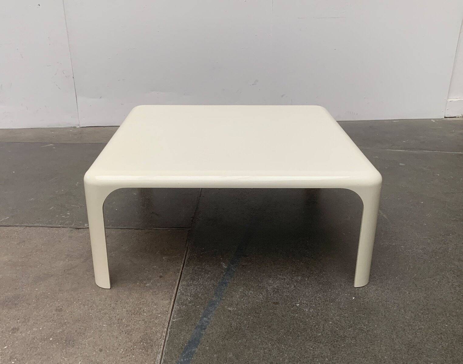 Demetrio lounge coffee table from the Italian space age of the mid-century by Vico Magistretti for Artemide.