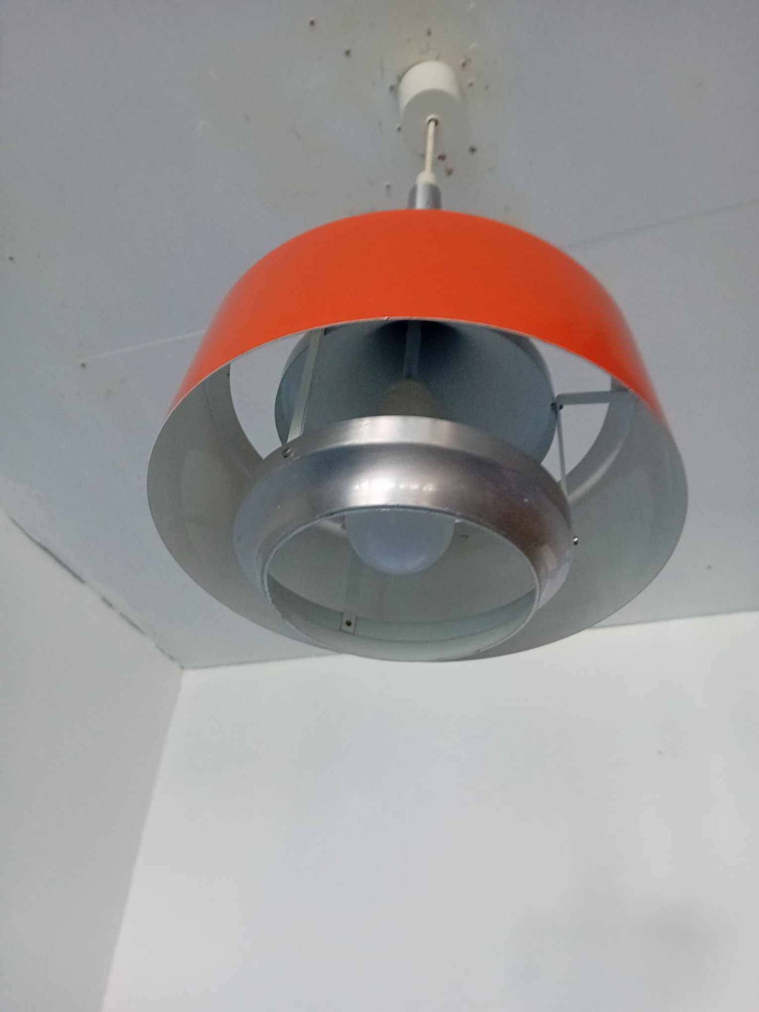 Suspension70's louis kalff pour philips éditeur