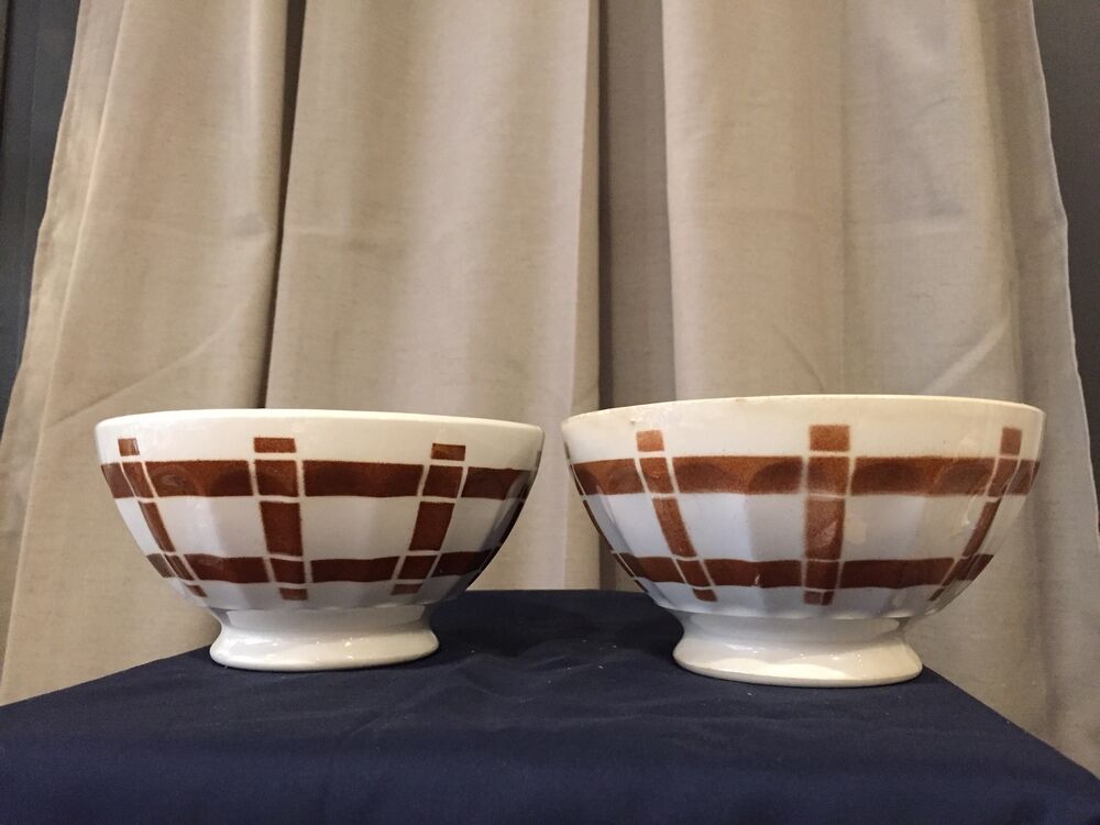Duo of vintage bowls old white and brown