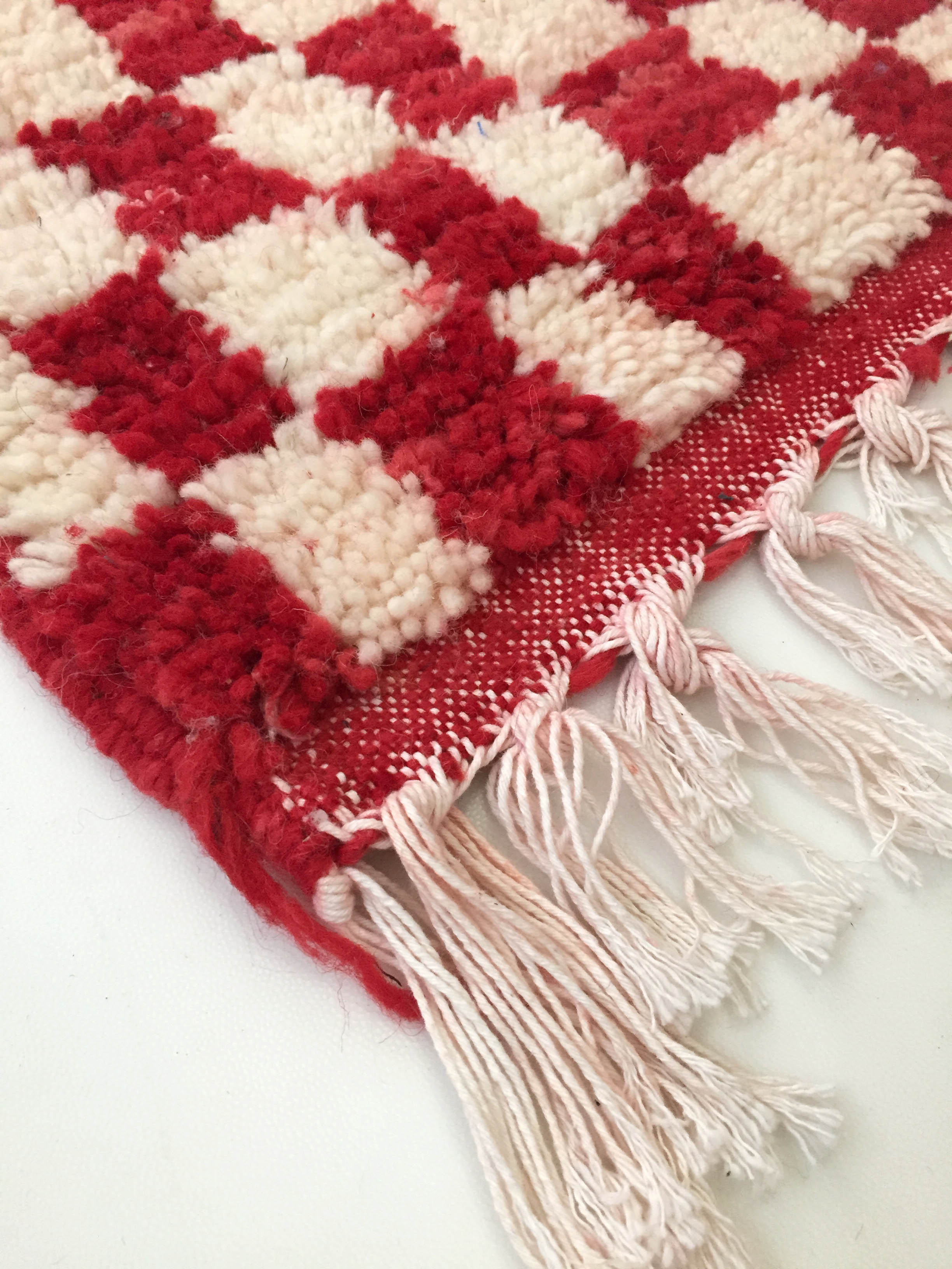Moroccan Berber carpet boujaad ecru with red checkers 155x105cm