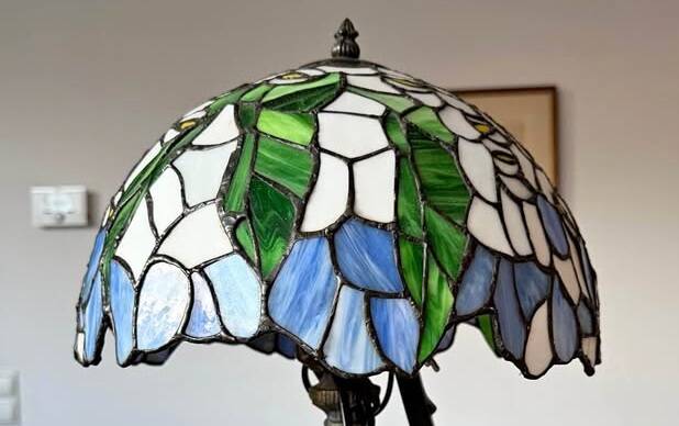 Art Nouveau/Tiffany style table lamp