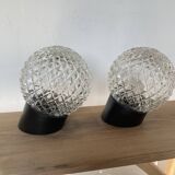 Paire d'appliques inclinées en verre et base en plastique noir décoration v