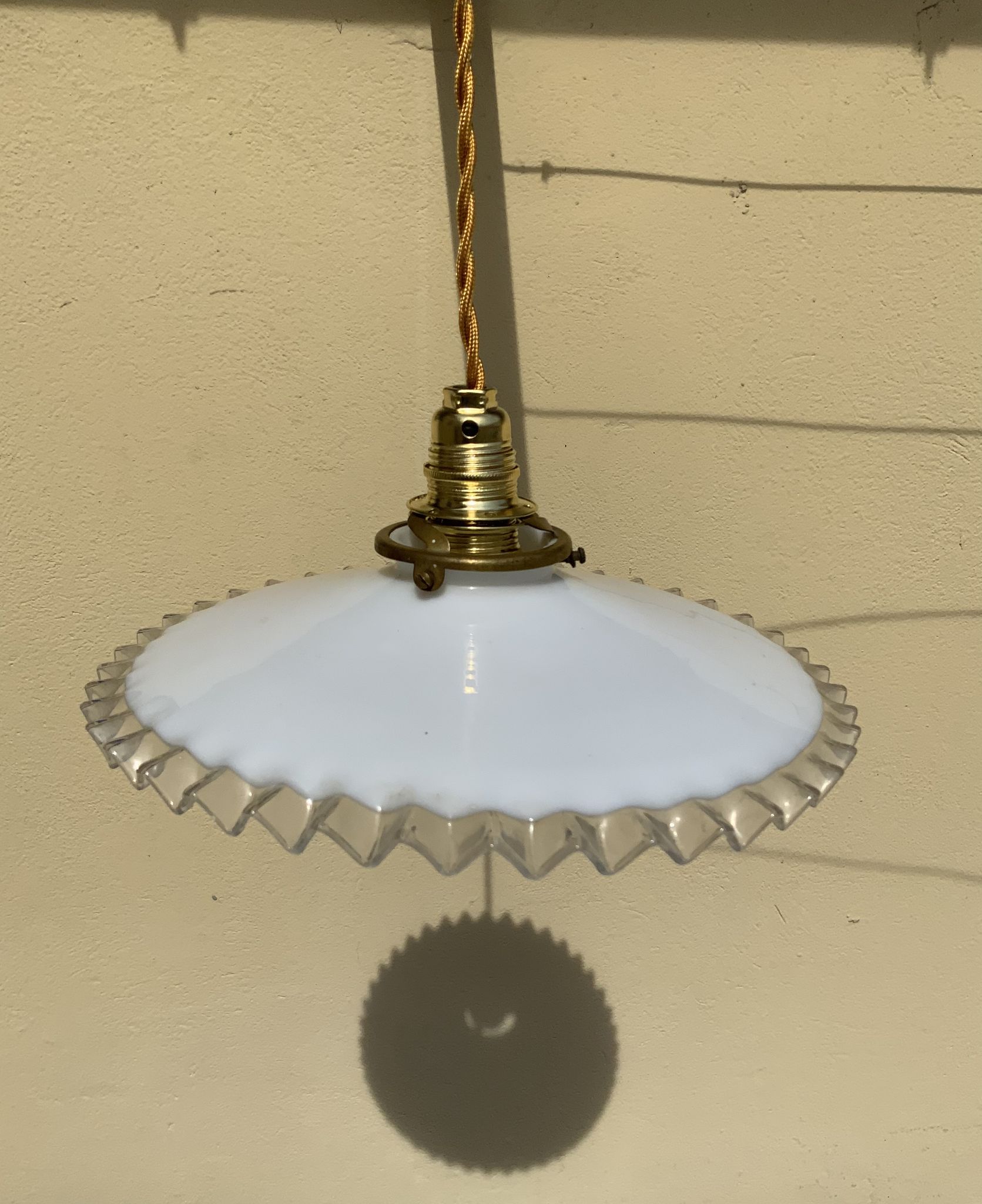 Vintage suspension in opaline glass shape pleated handkerchief Diameter 24 cm brass claw