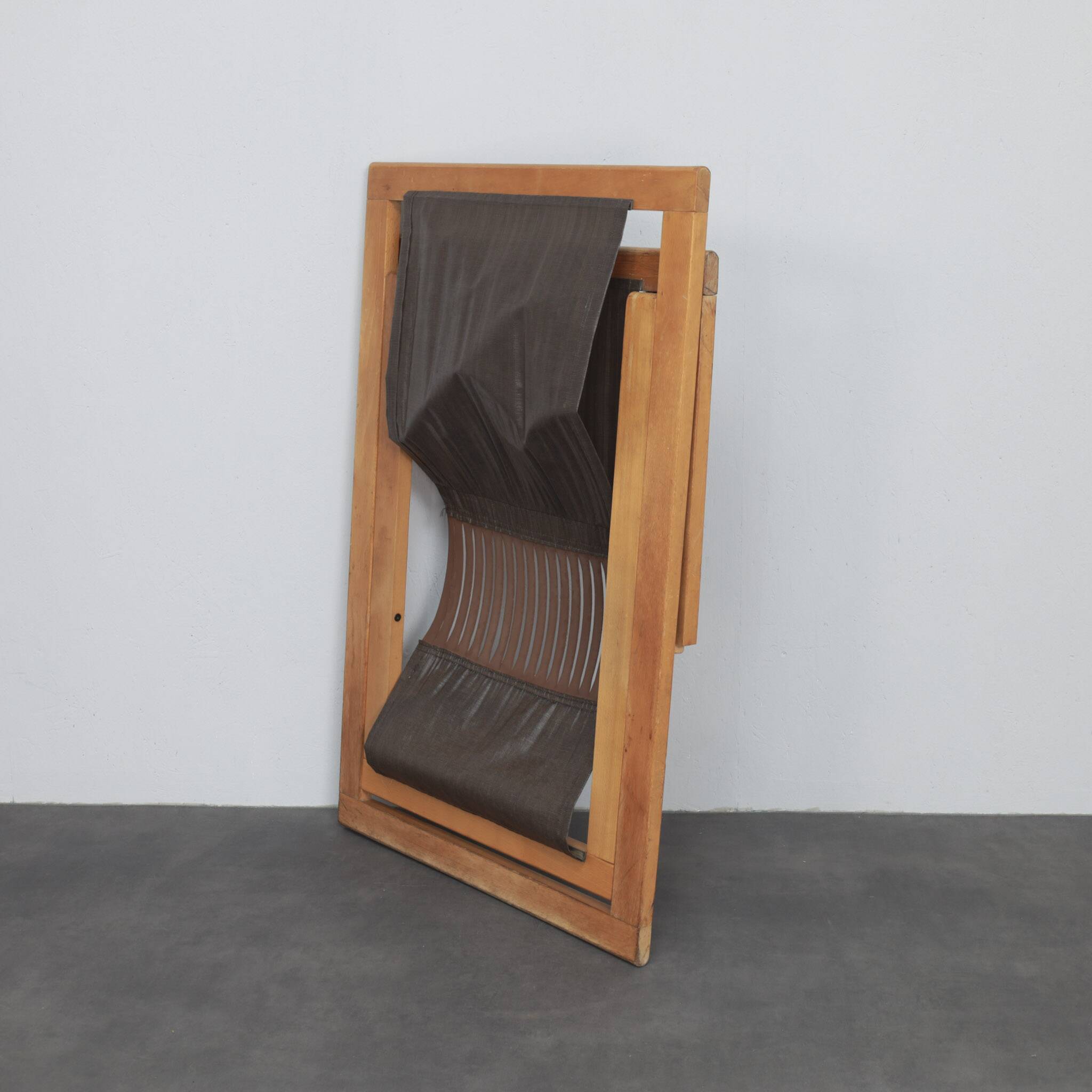 Modernist folding lounge chair with wooden frame, 1970s