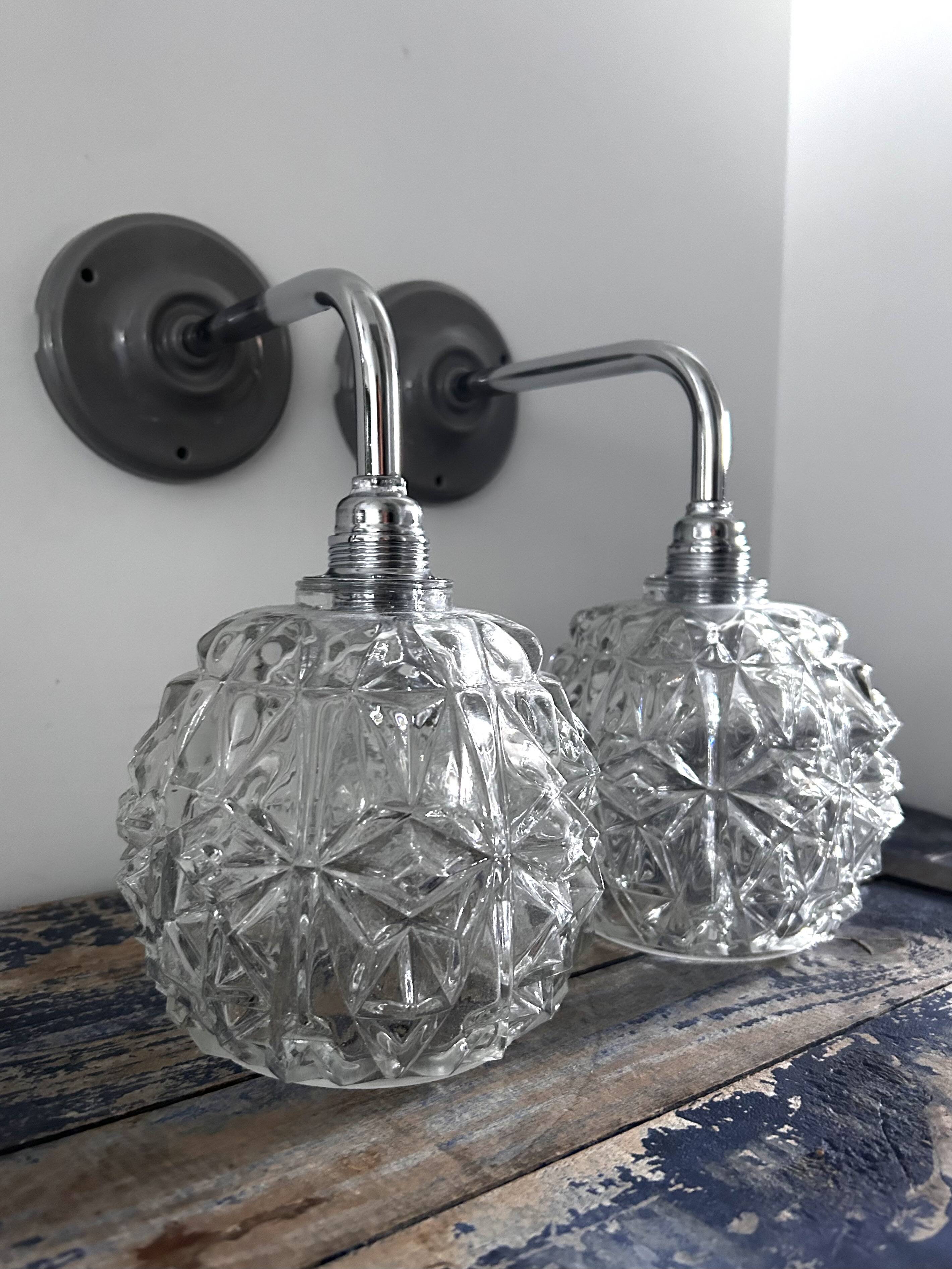 Paire d’appliques chromées et verre ciselé