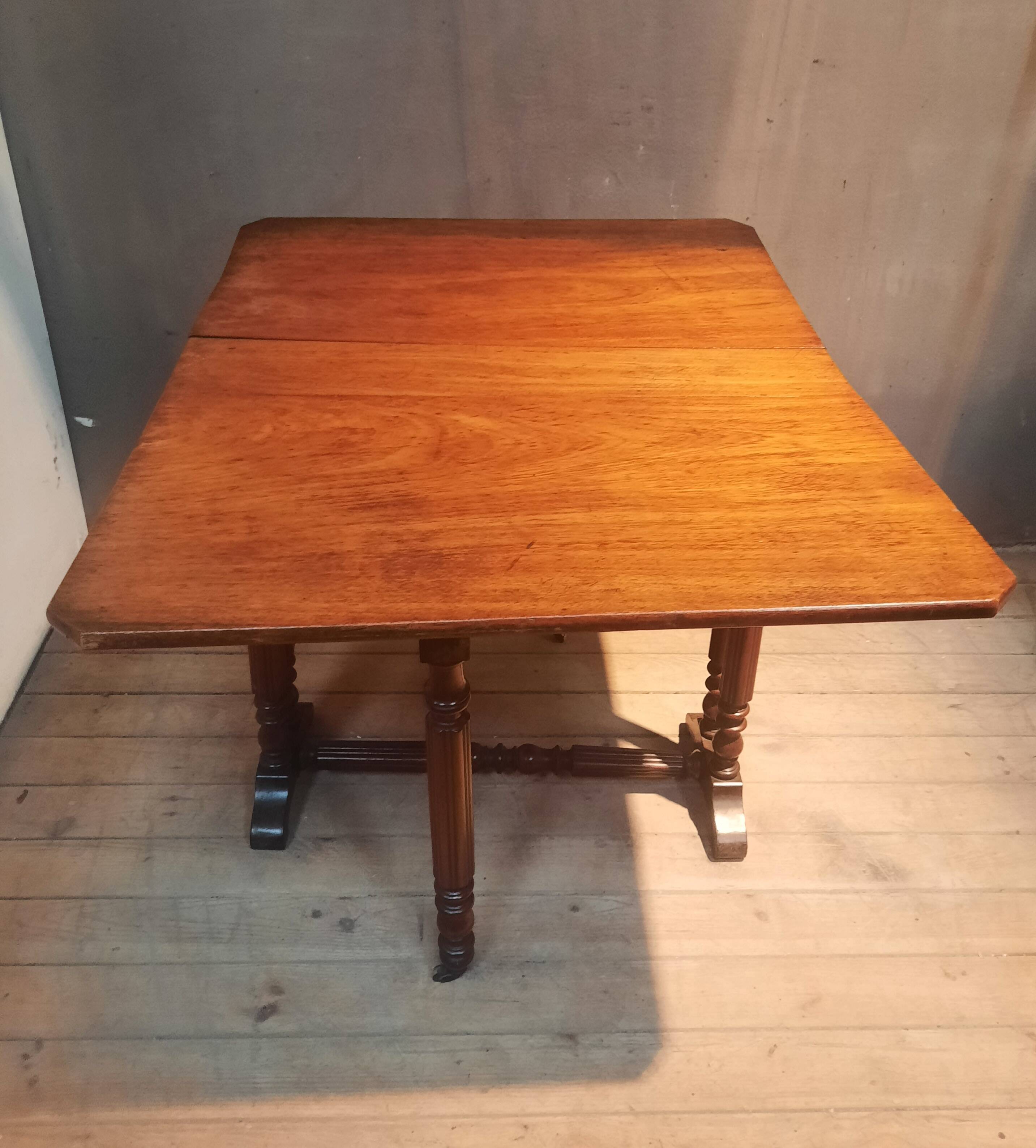 Drop-leaf table known as "Get Leg"
