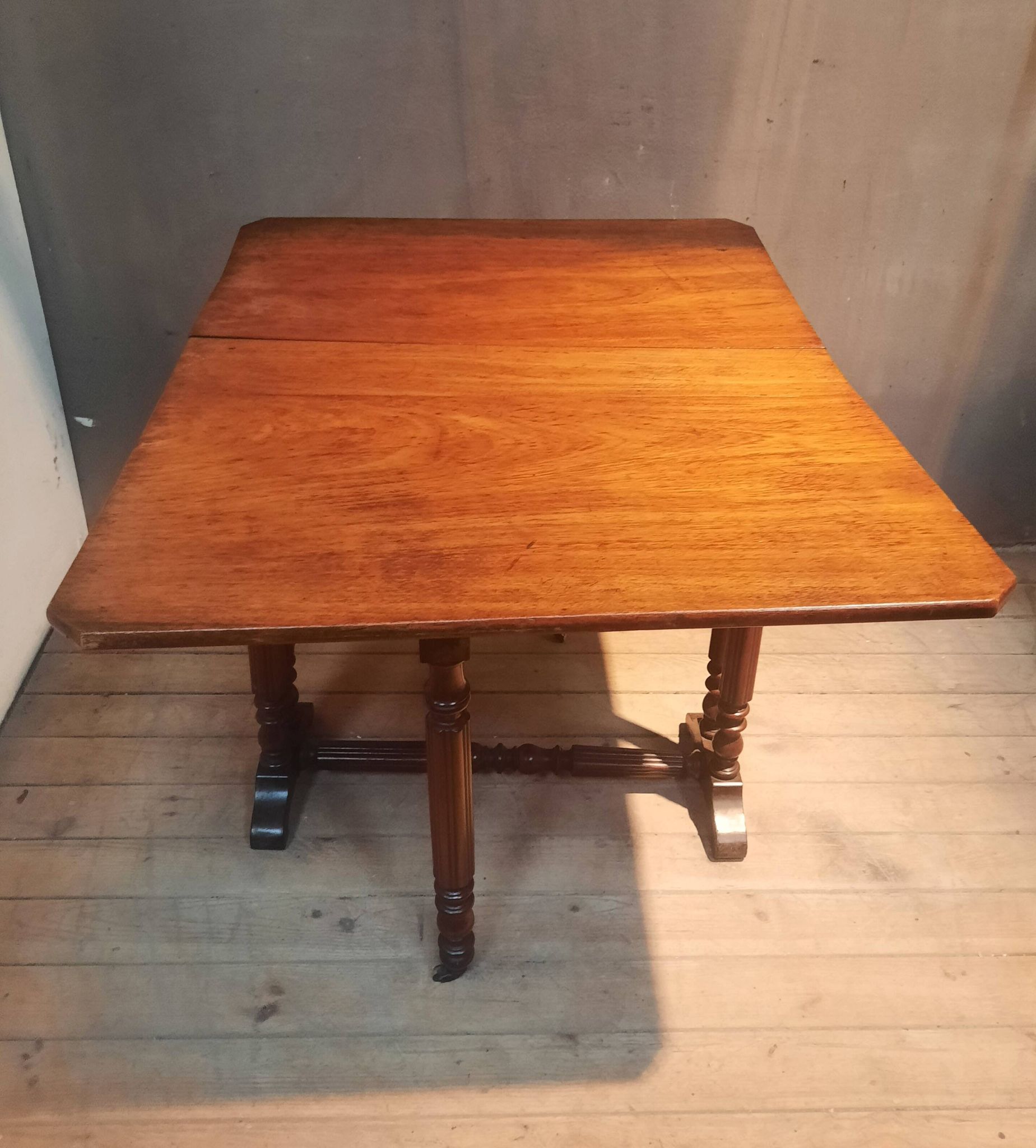 Drop-leaf table known as "Get Leg"