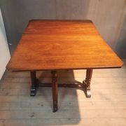 Drop-leaf table known as "Get Leg"