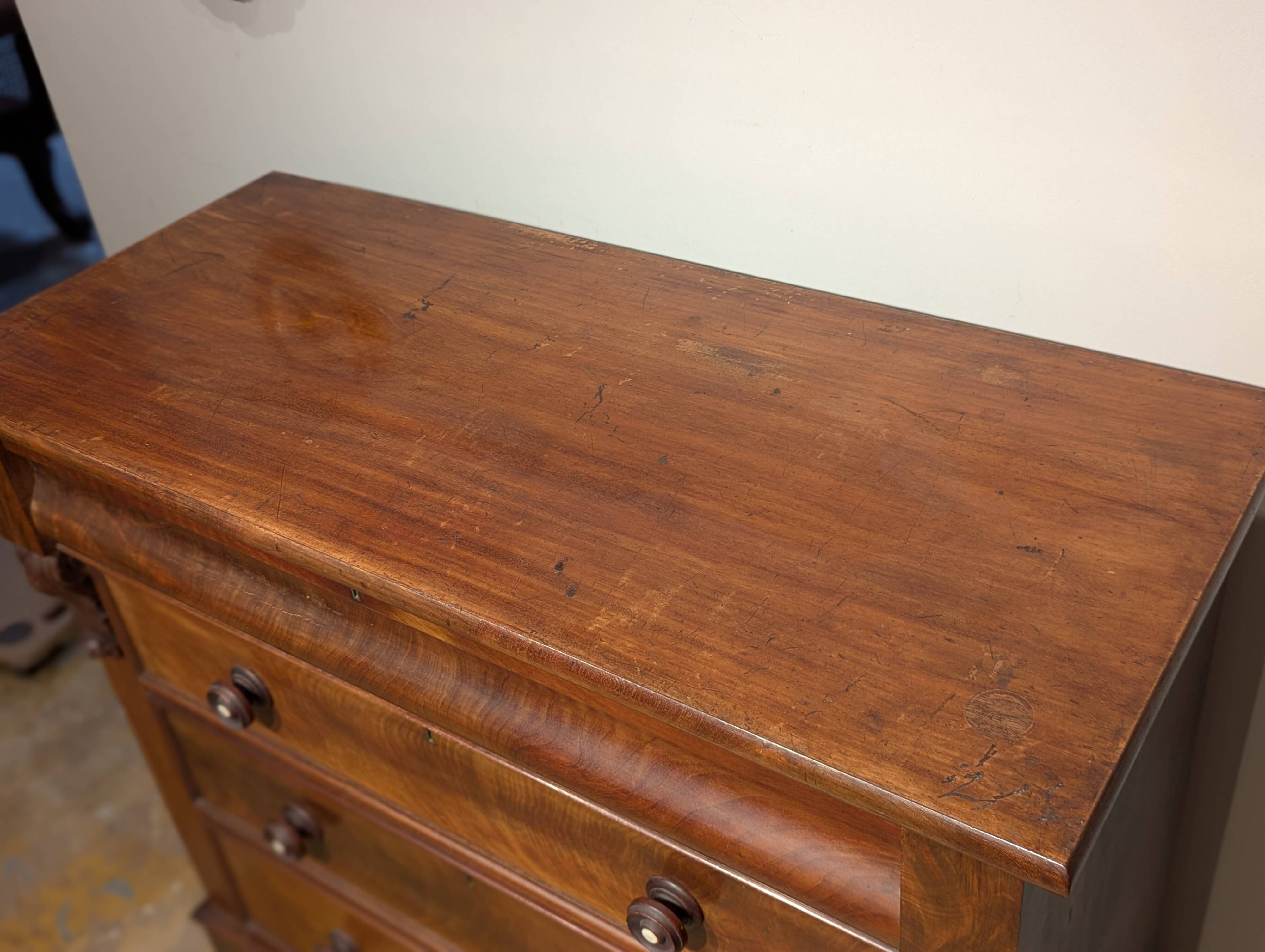 English mahogany chest of drawers