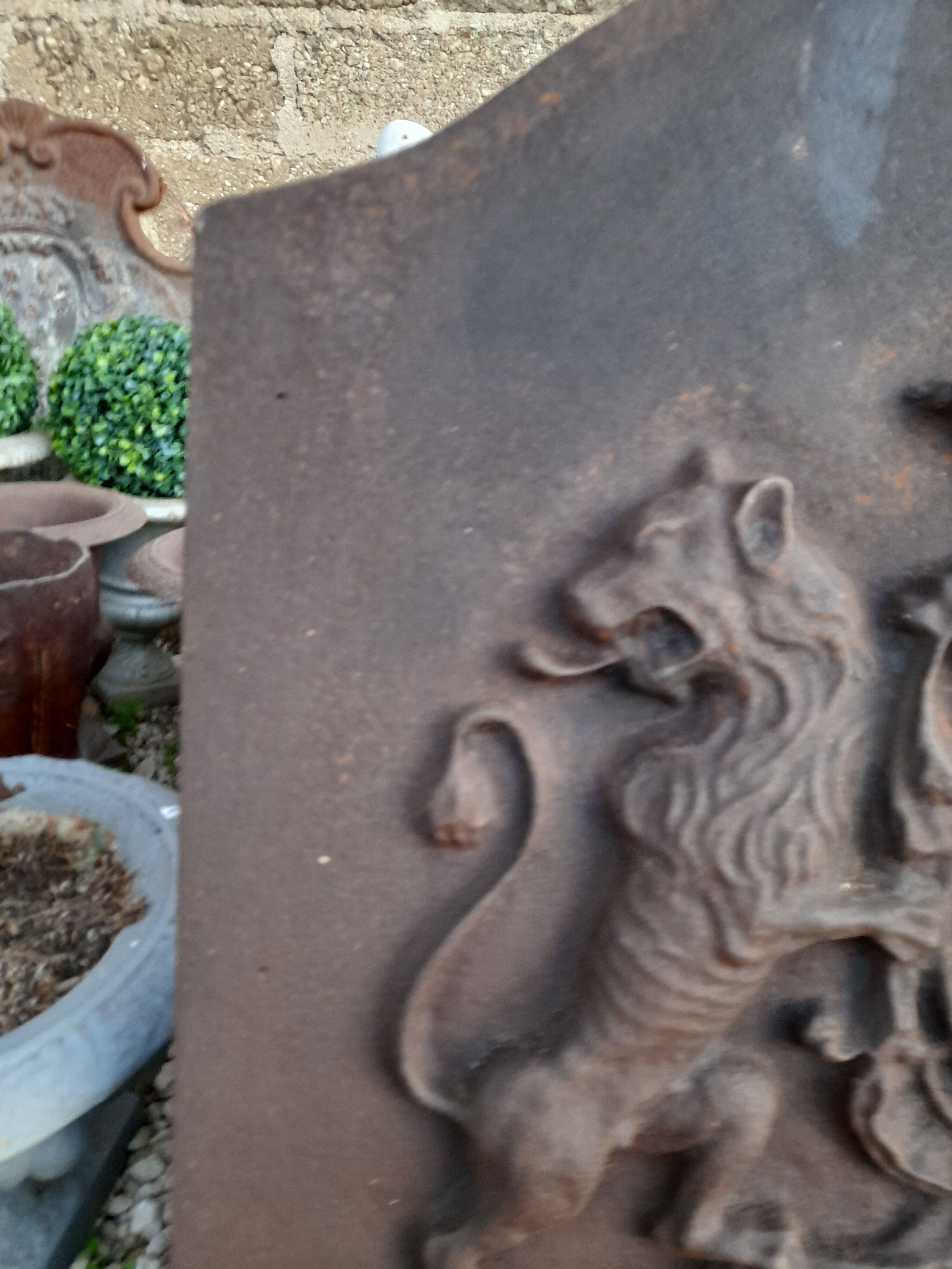 Plaque of chimney in fonte decorations with lions