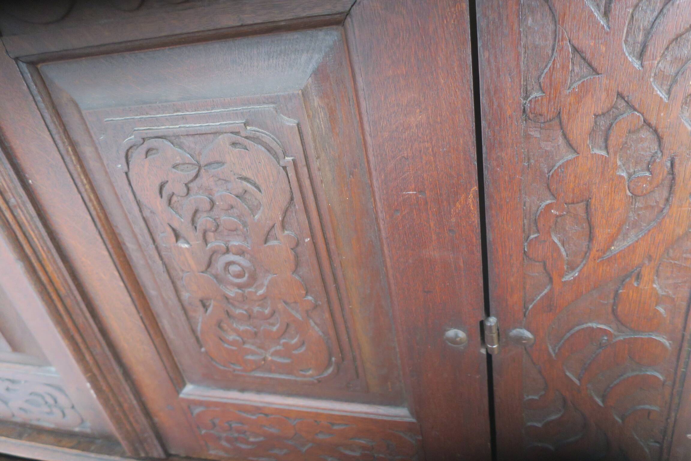 Armoire de ferme en chêne sculpté antique, 1780