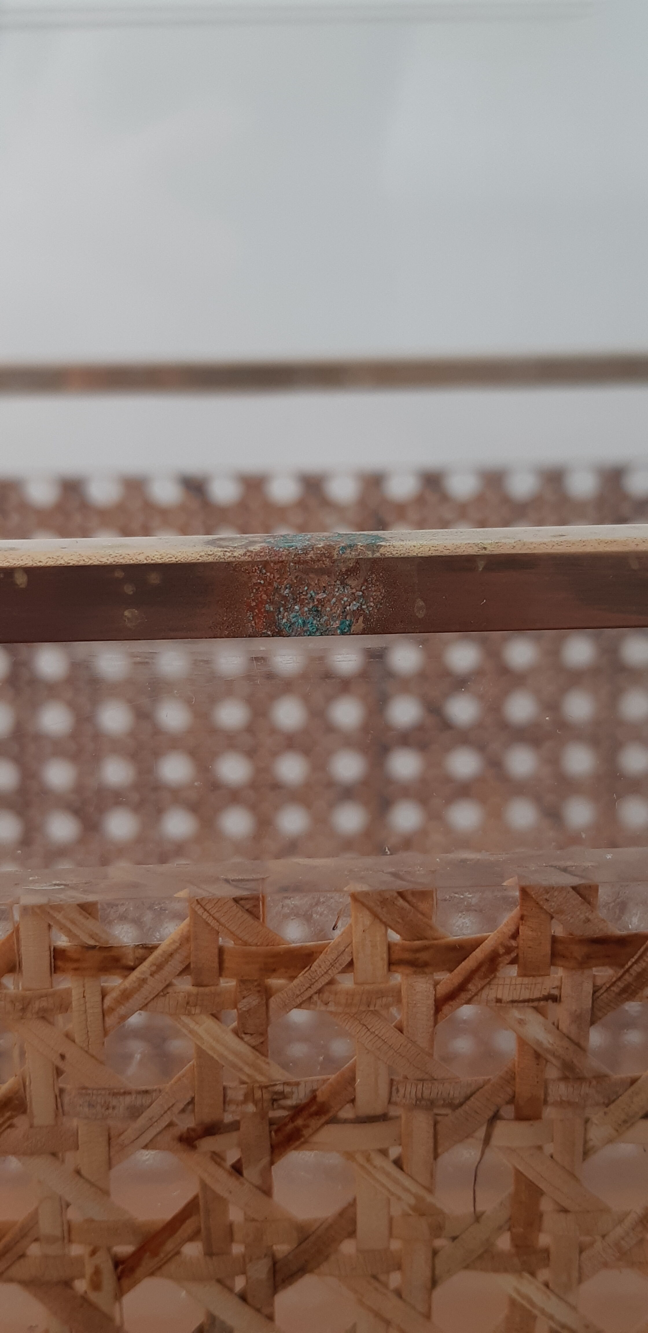 Porte revue en plexiglas à décor de cannage