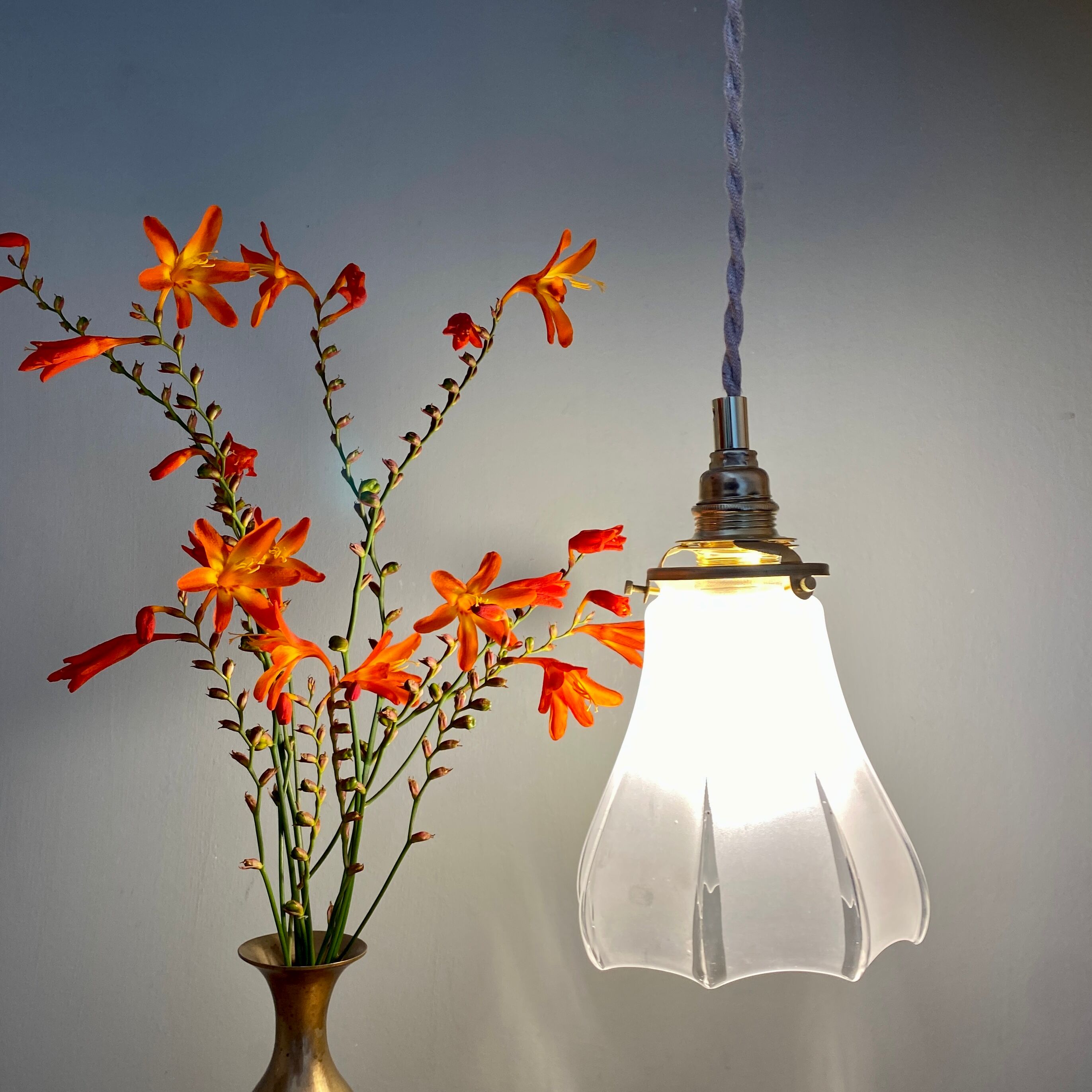 Vintage frosted glass tulip ride