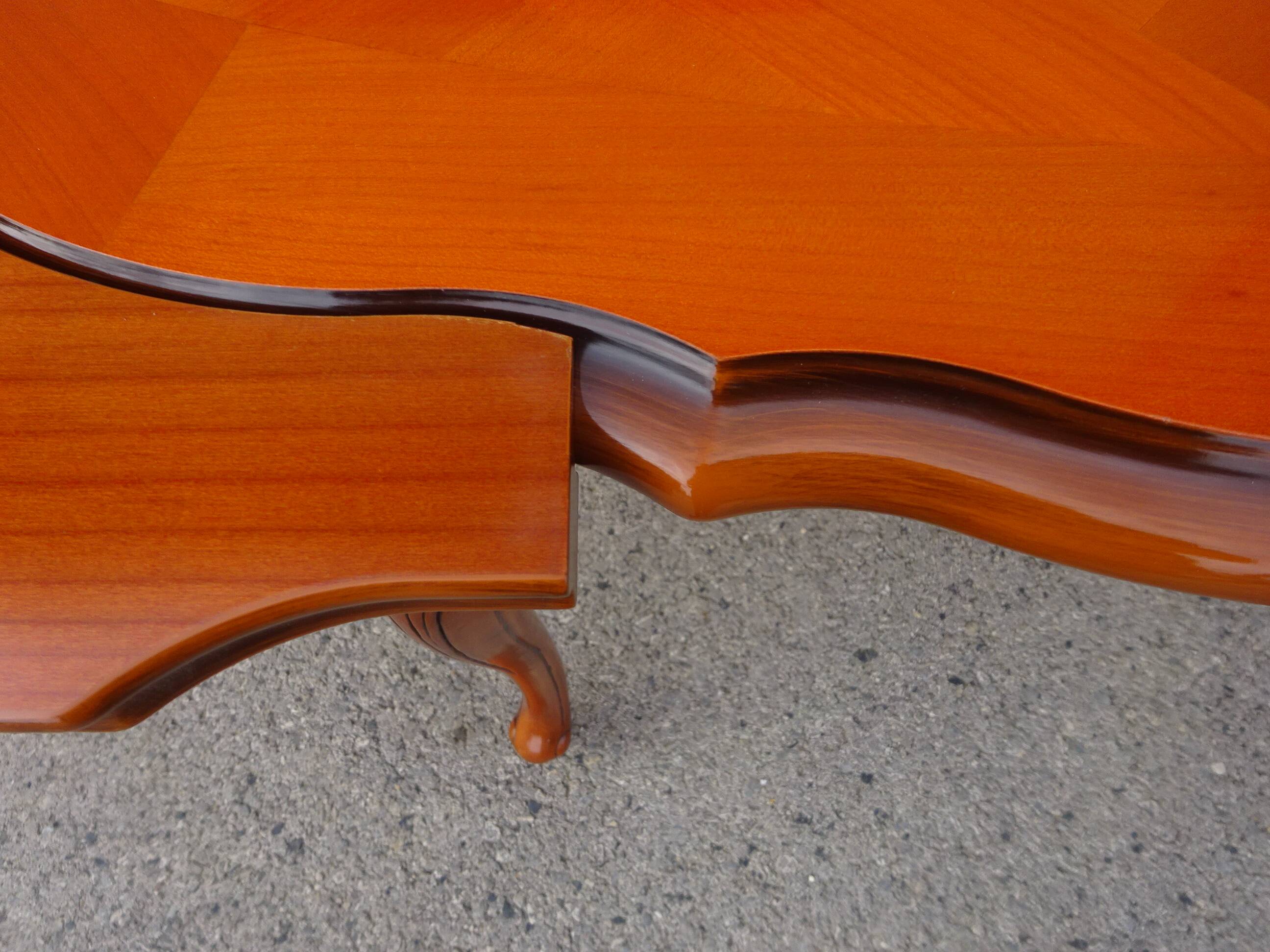 Large oval table in Regency style, extensions under the top.