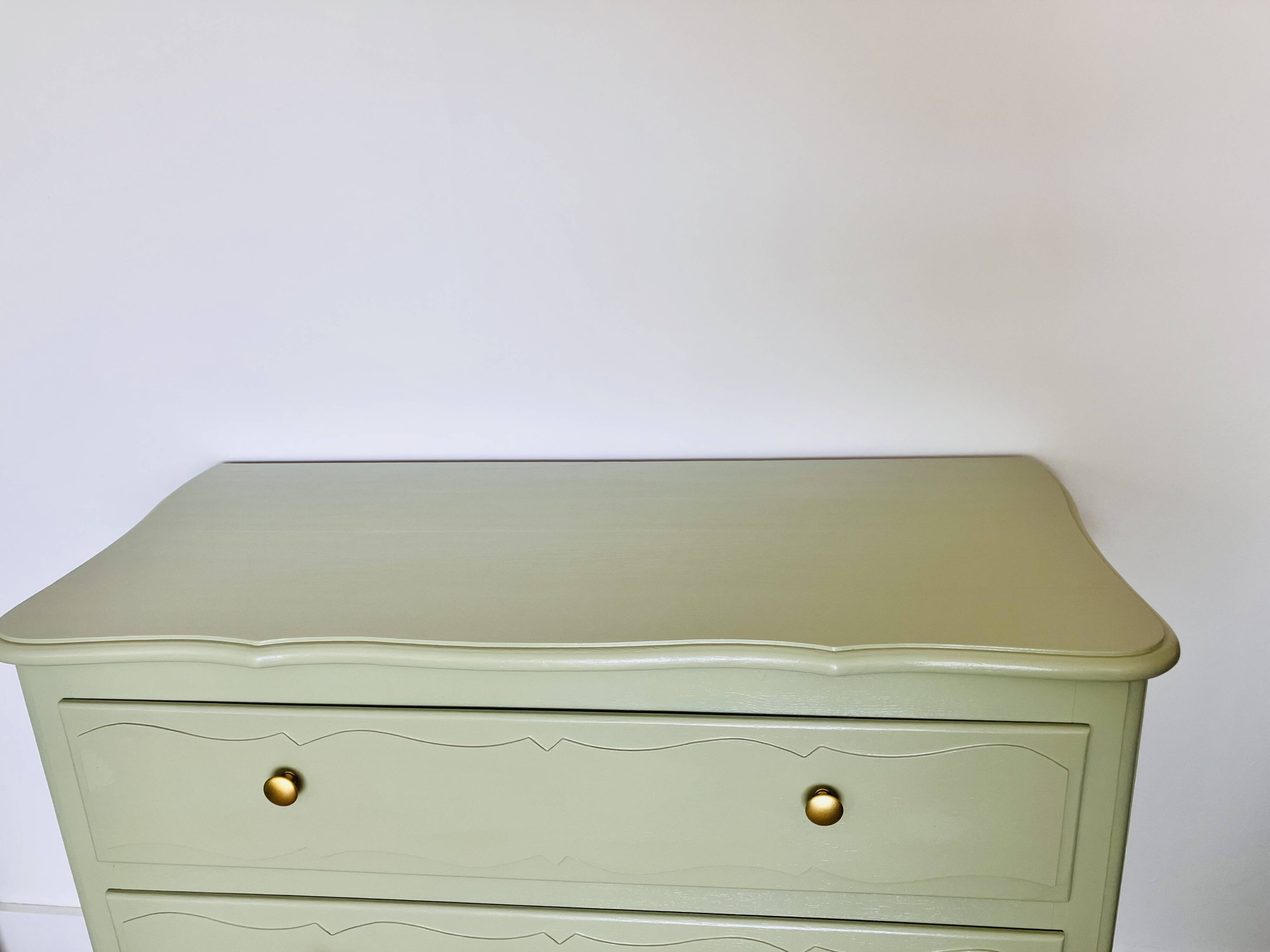 Antique chest of drawers