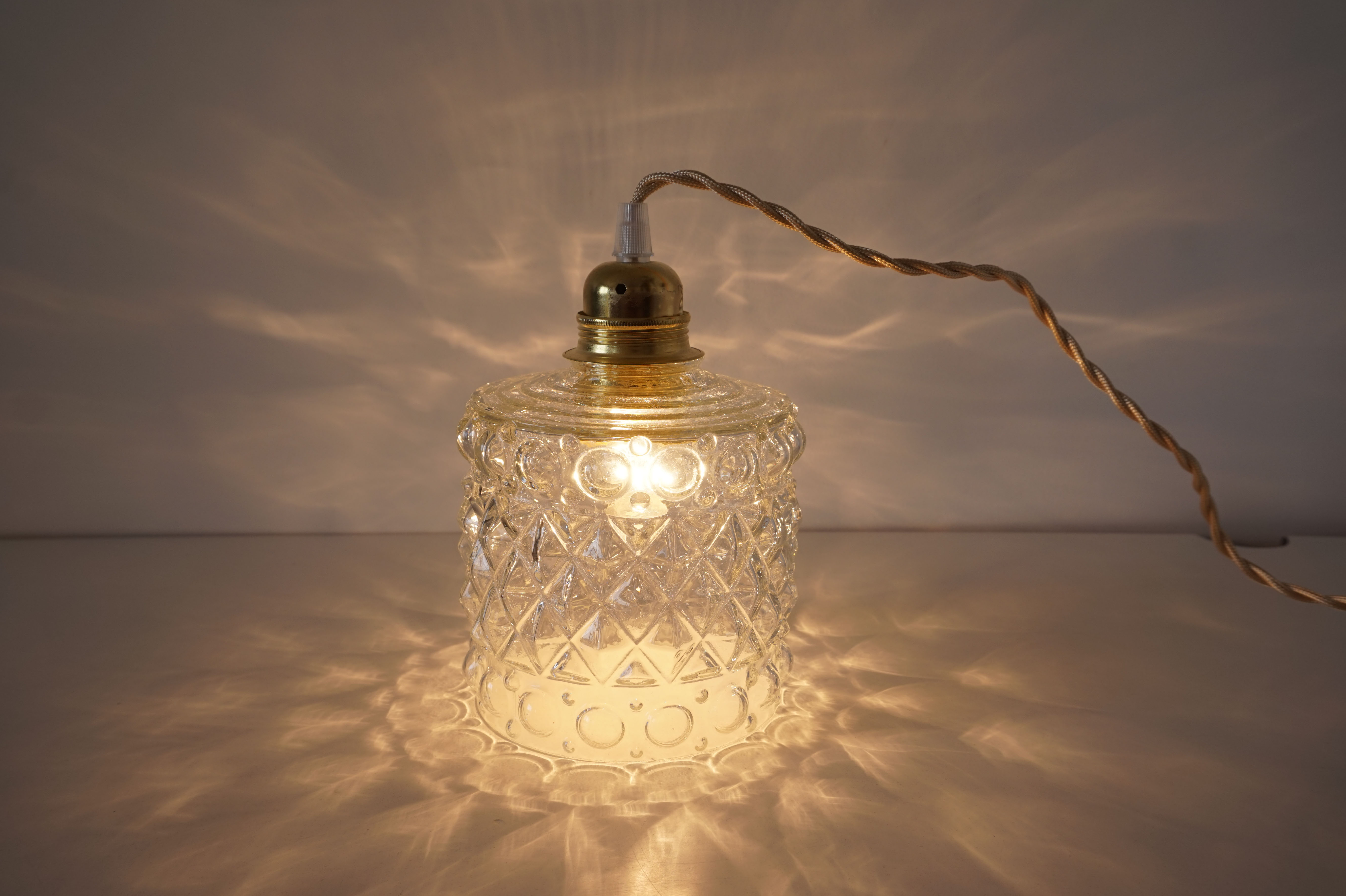 Suspension ballad molded glass globe