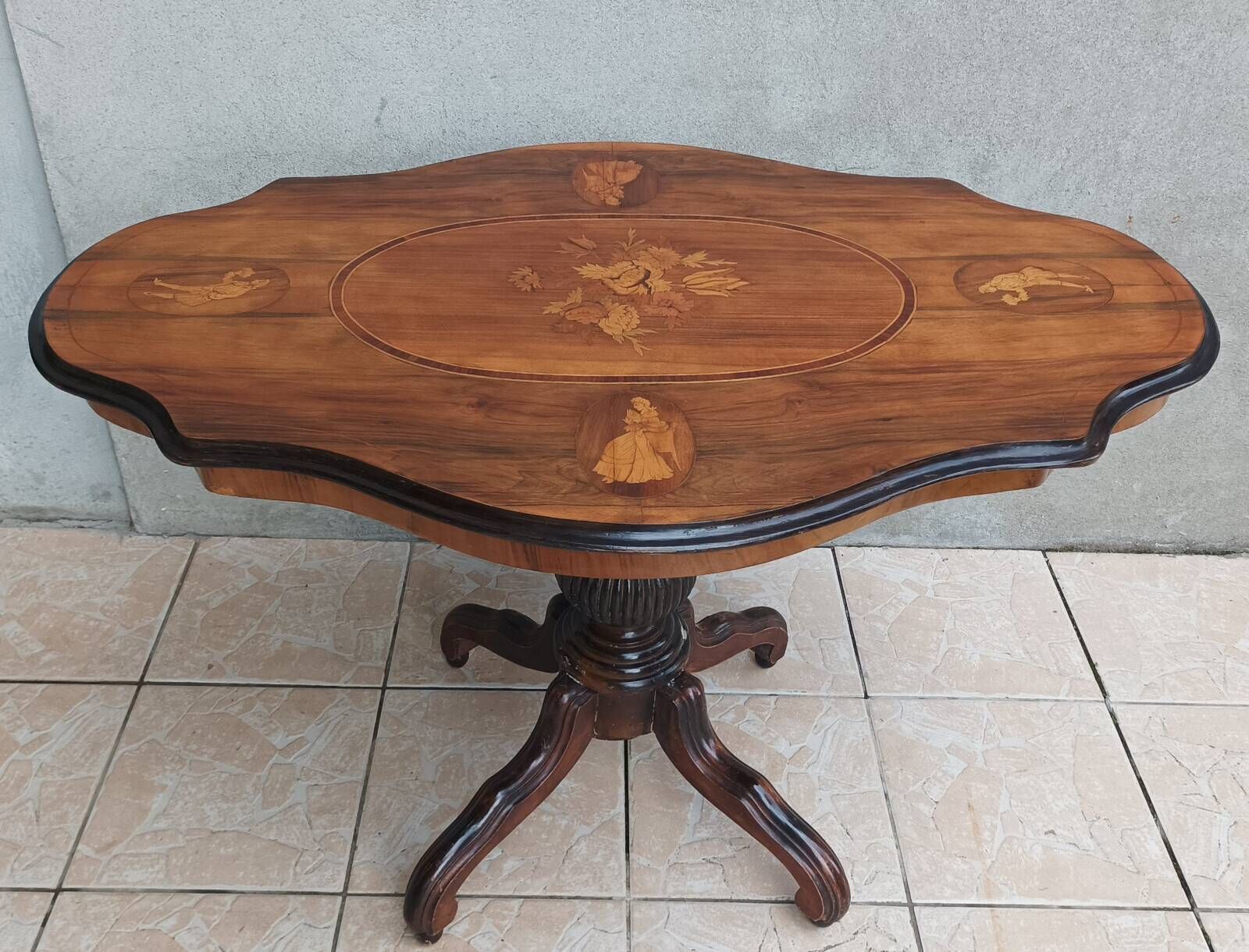 Napoleon III walnut burl table