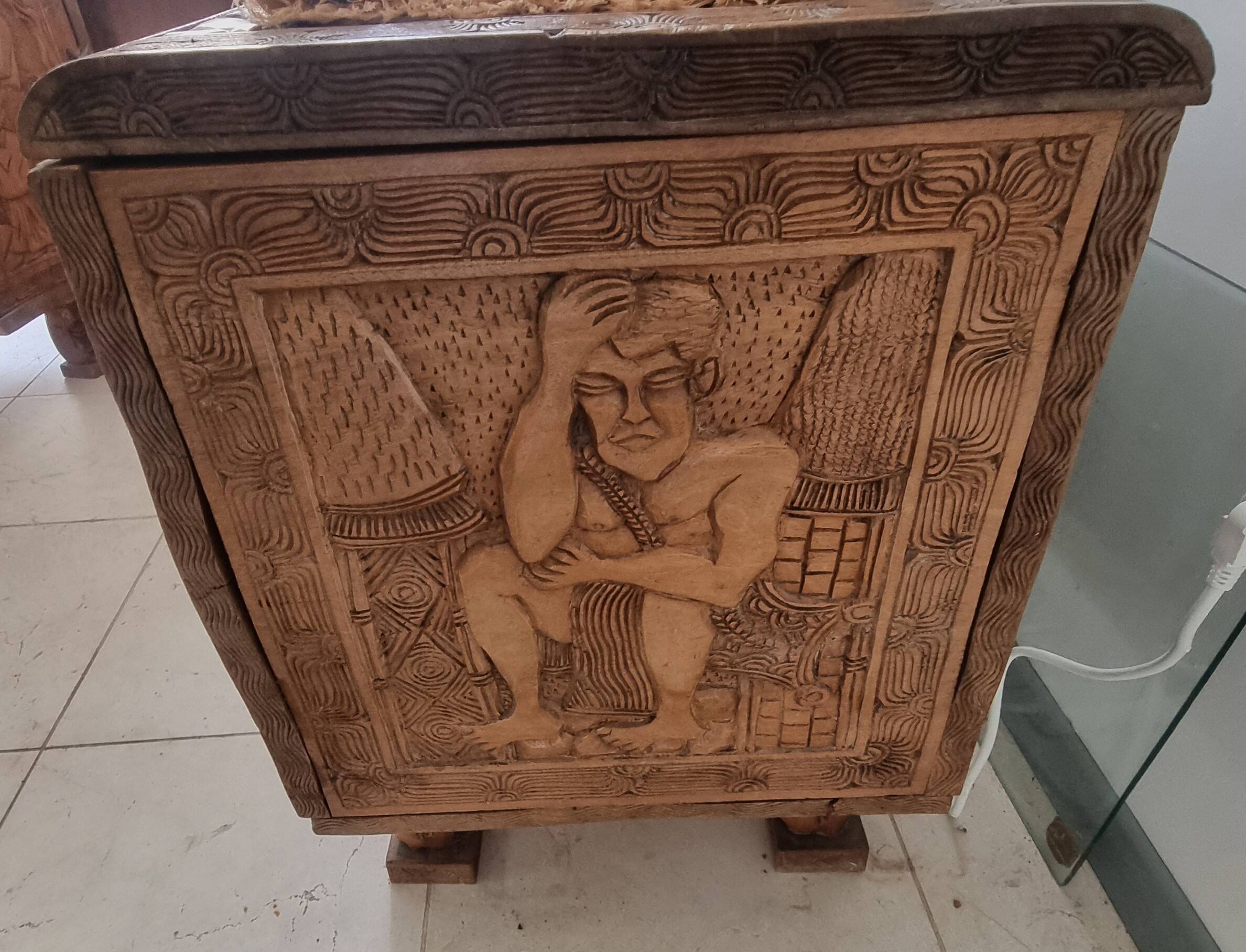 Coffre en bois exotique sculpté
