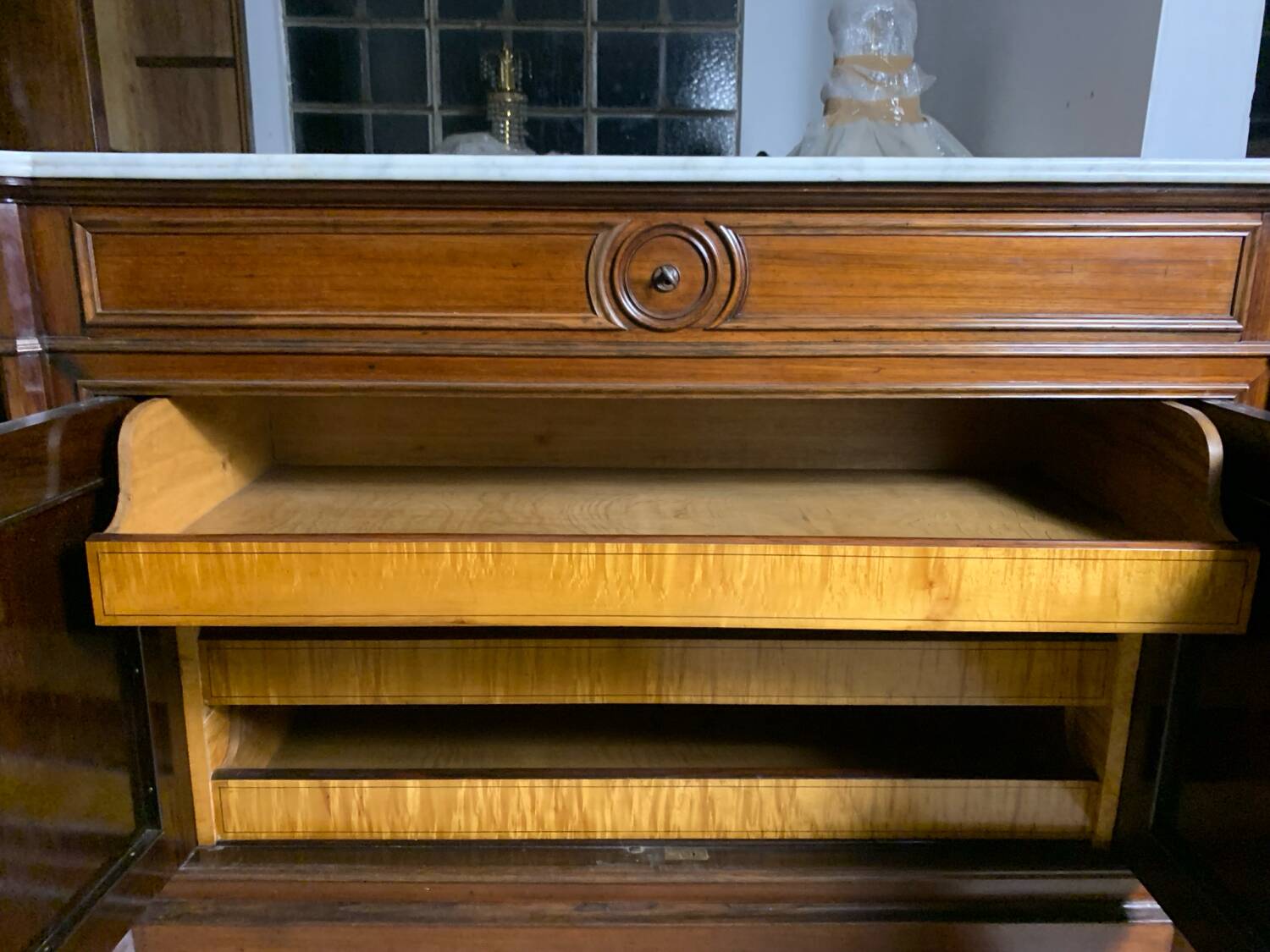Buffet en bois et marbre