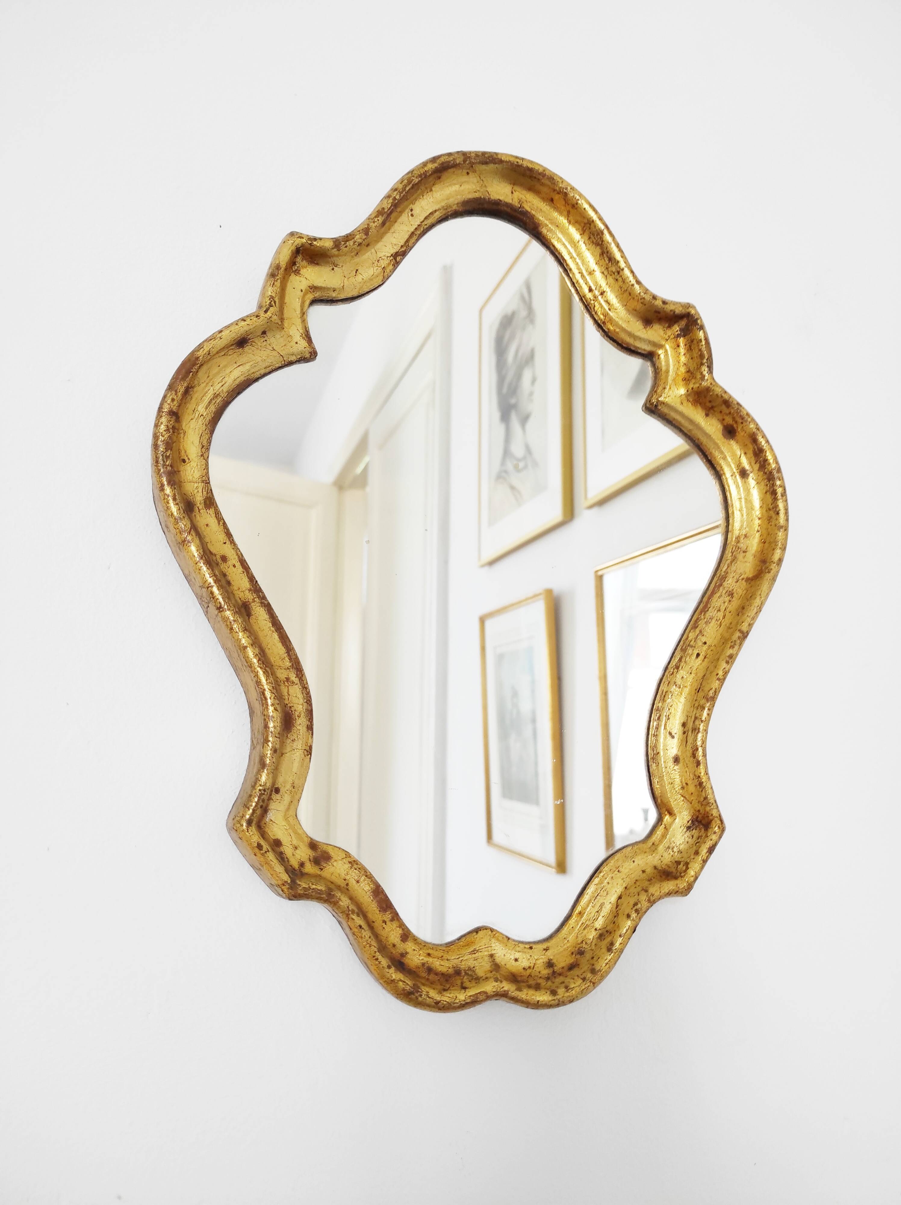 Miroir en bois doré 34 x 26 cm