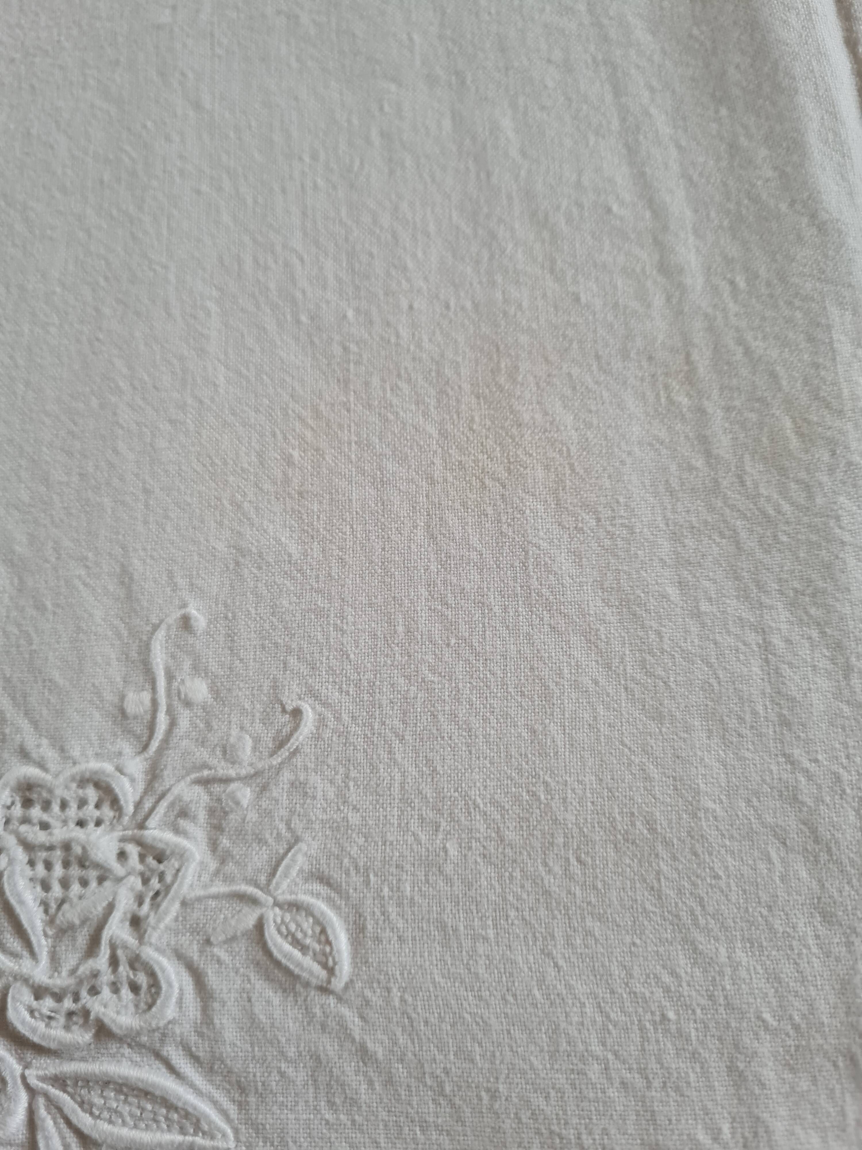 White embroidered tablecloth and 6 matching napkins