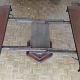 Round table with extendable central leg