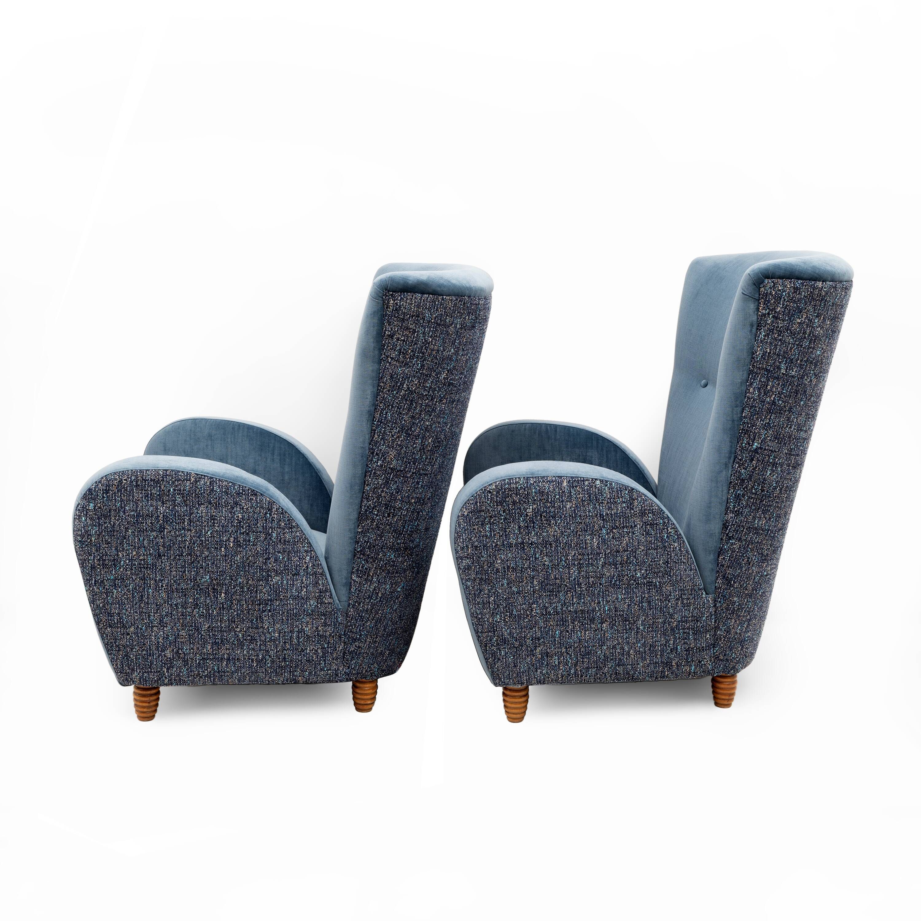 Paire de fauteuils à dossier haut italiens Paolo Buffa en velours bleu et chenille.