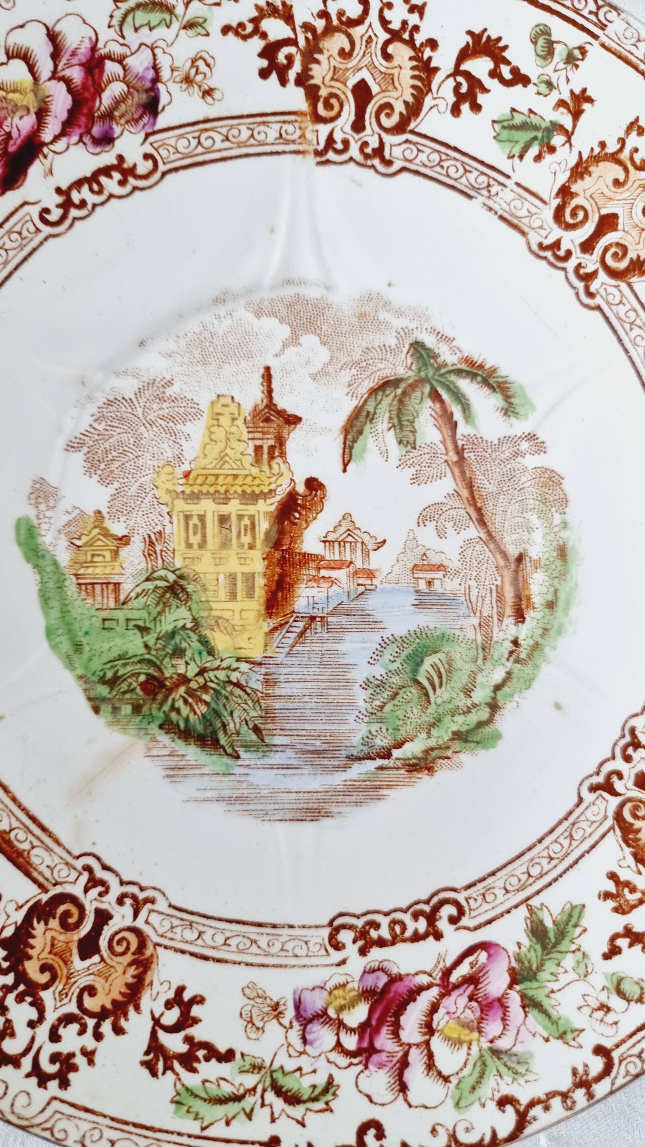 Set of 5 Longwy Cyprus dessert plates, 19th century, with oriental decoration.