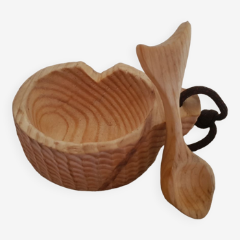 Tasse kuksa et petite cuillère