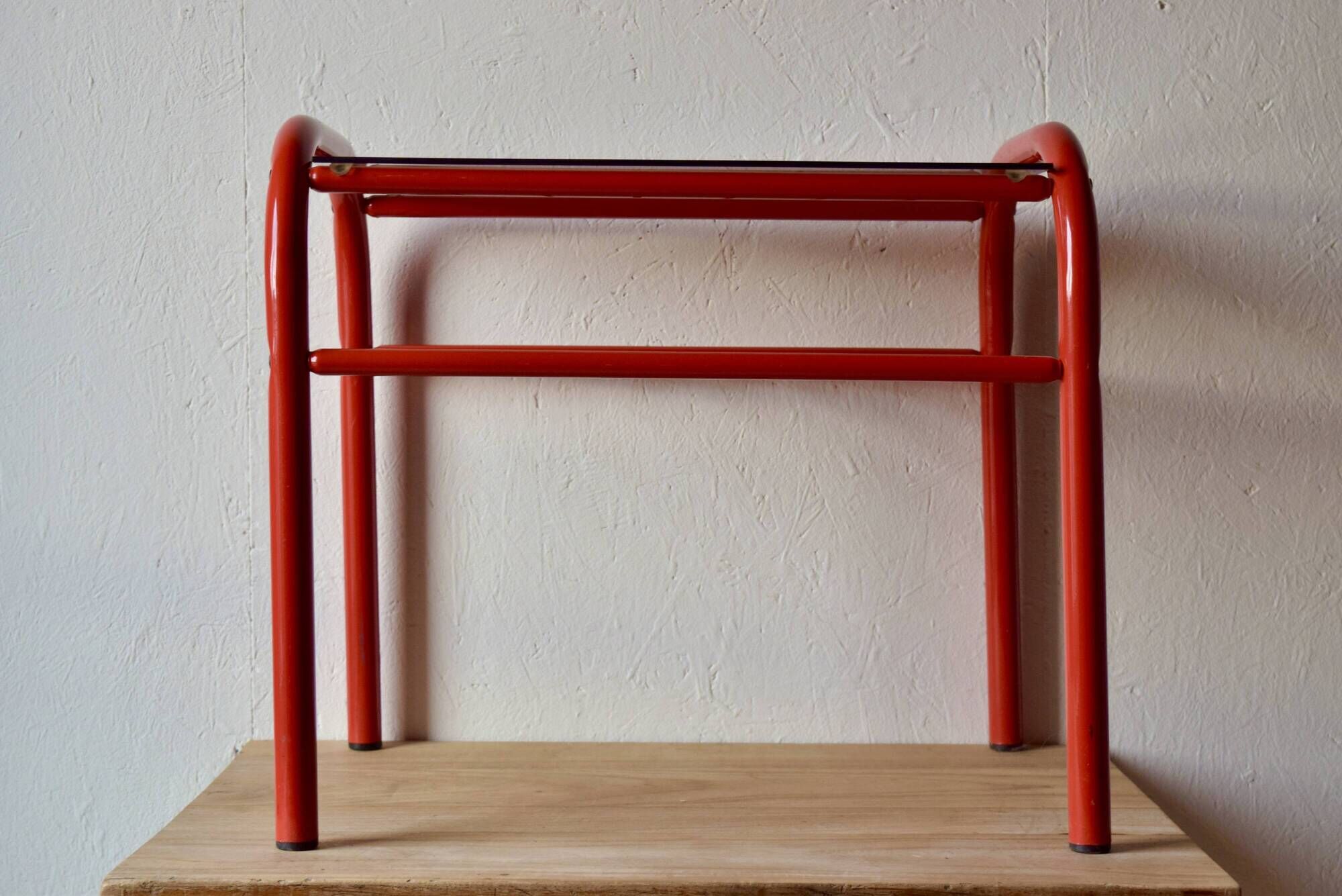 Vintage side table in red tubular steel - smoked glass window - 1980s