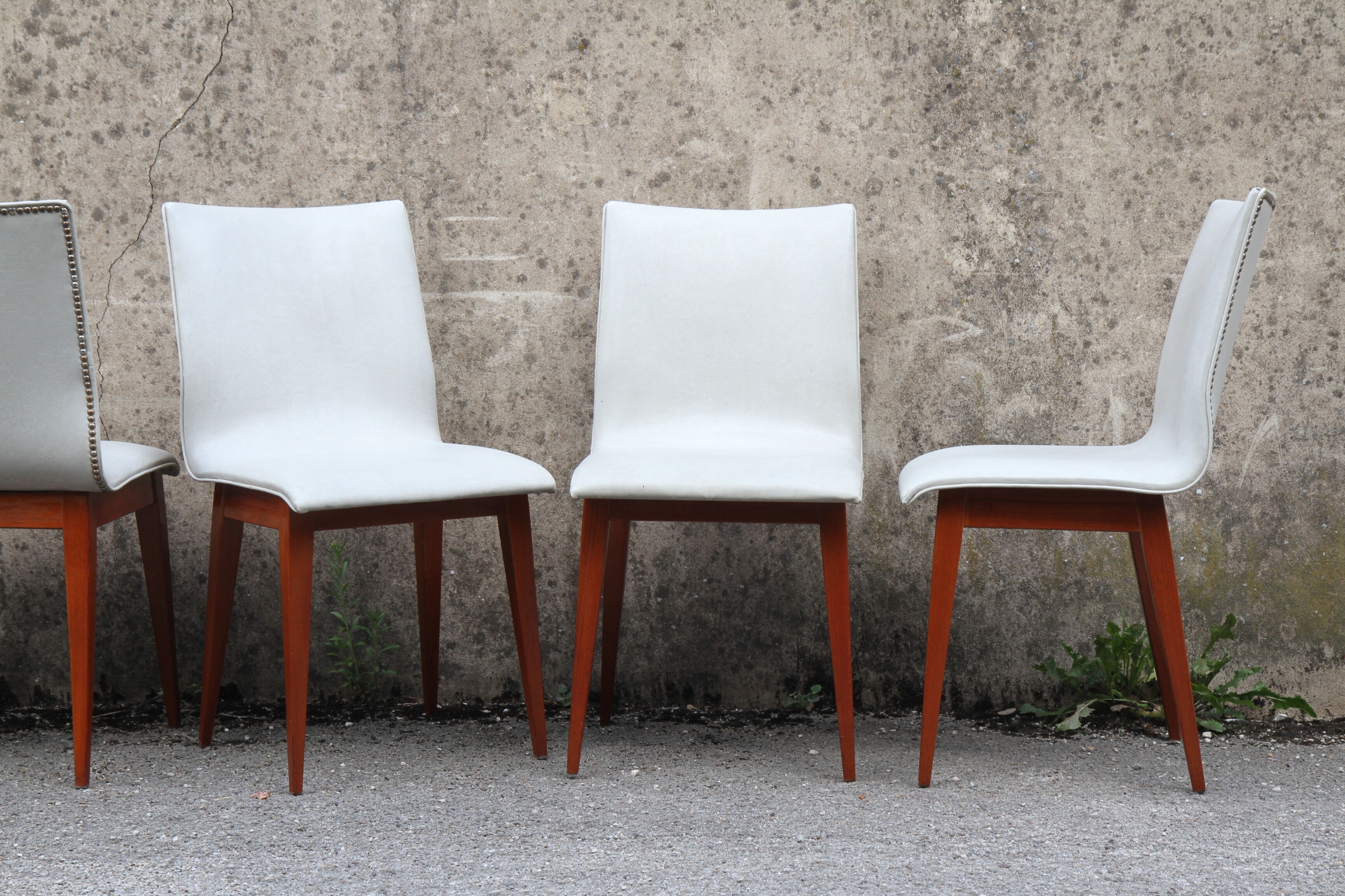 Lot de 4 chaises en simili cuir des années 1950