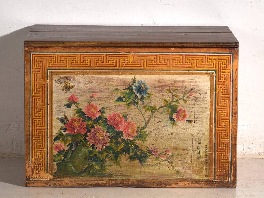 Coffre ancien chinois à panneau peint en orme – Chine, vers 1900