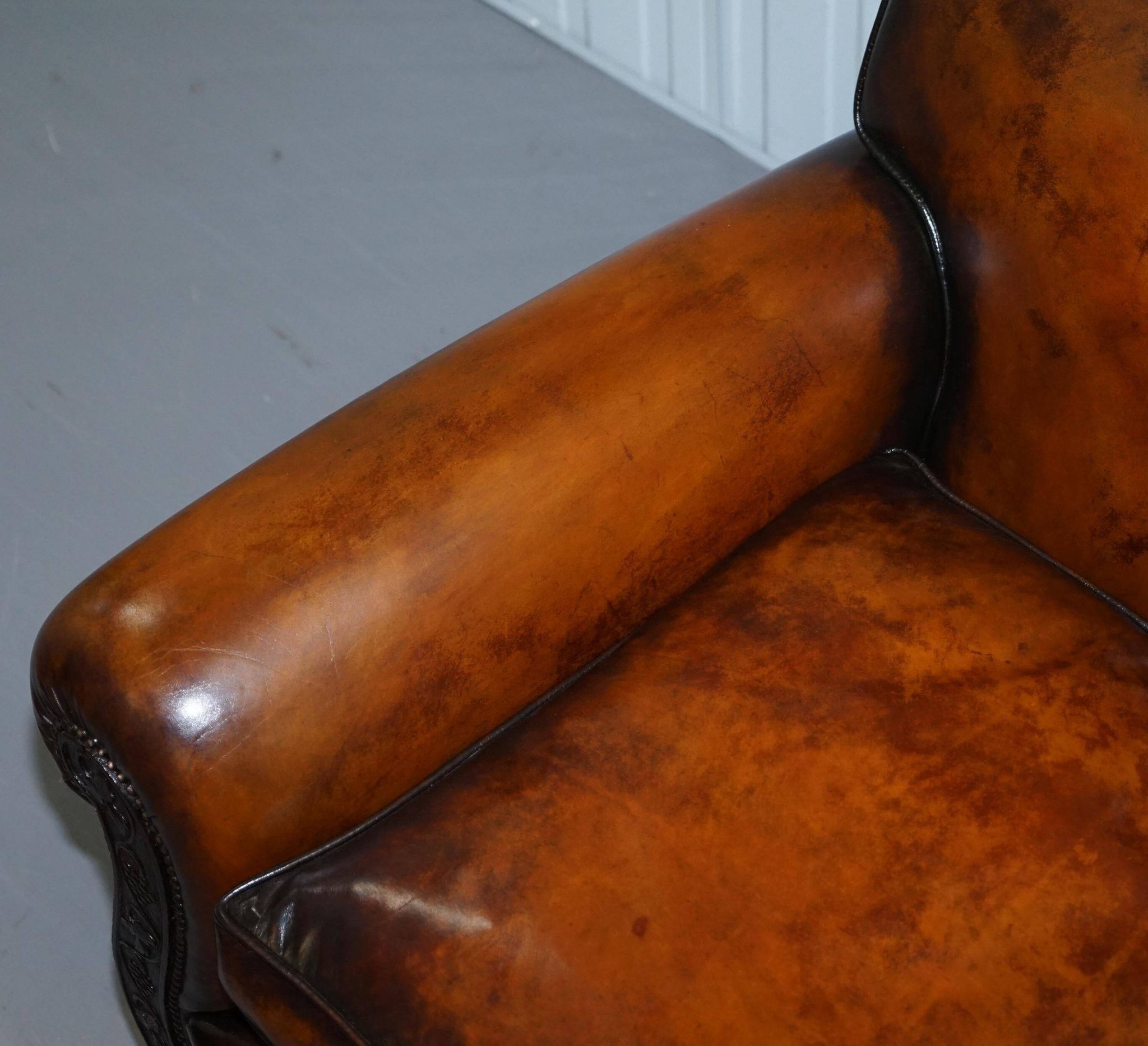 Two-seater canapé in aged leather, Victorian style.