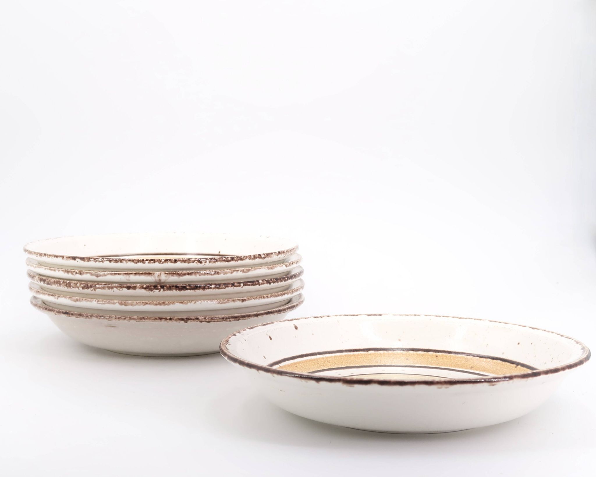 Six assiettes creuses en faïence de Gien modèle Etna, années 70