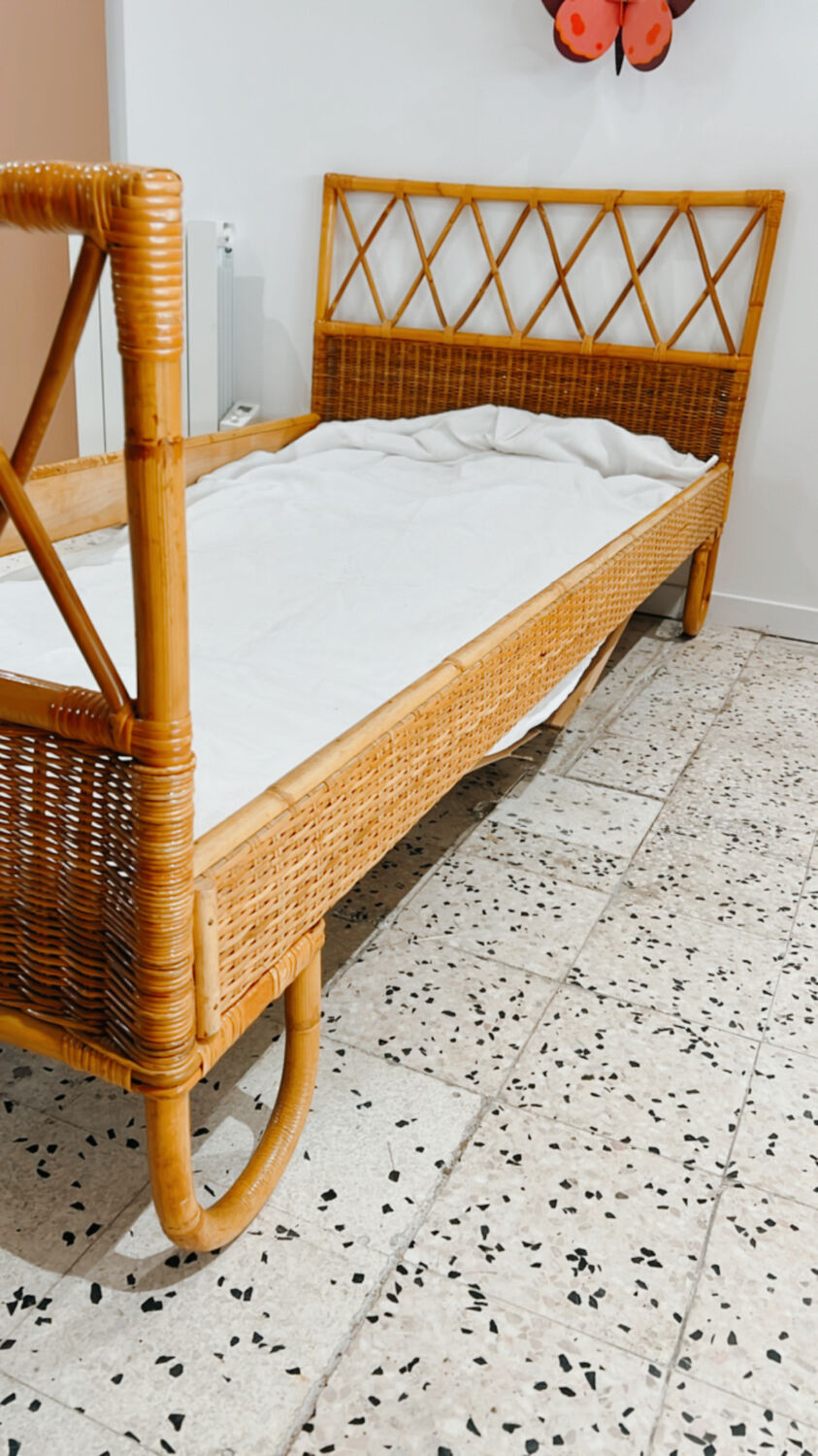 Vintage 1 place rattan bed