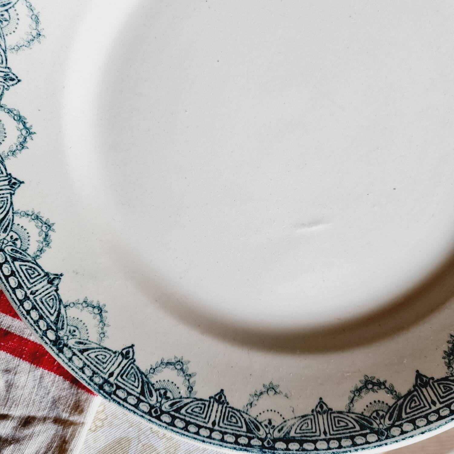 Lot de 6 assiettes plates terre de fer dépareillées