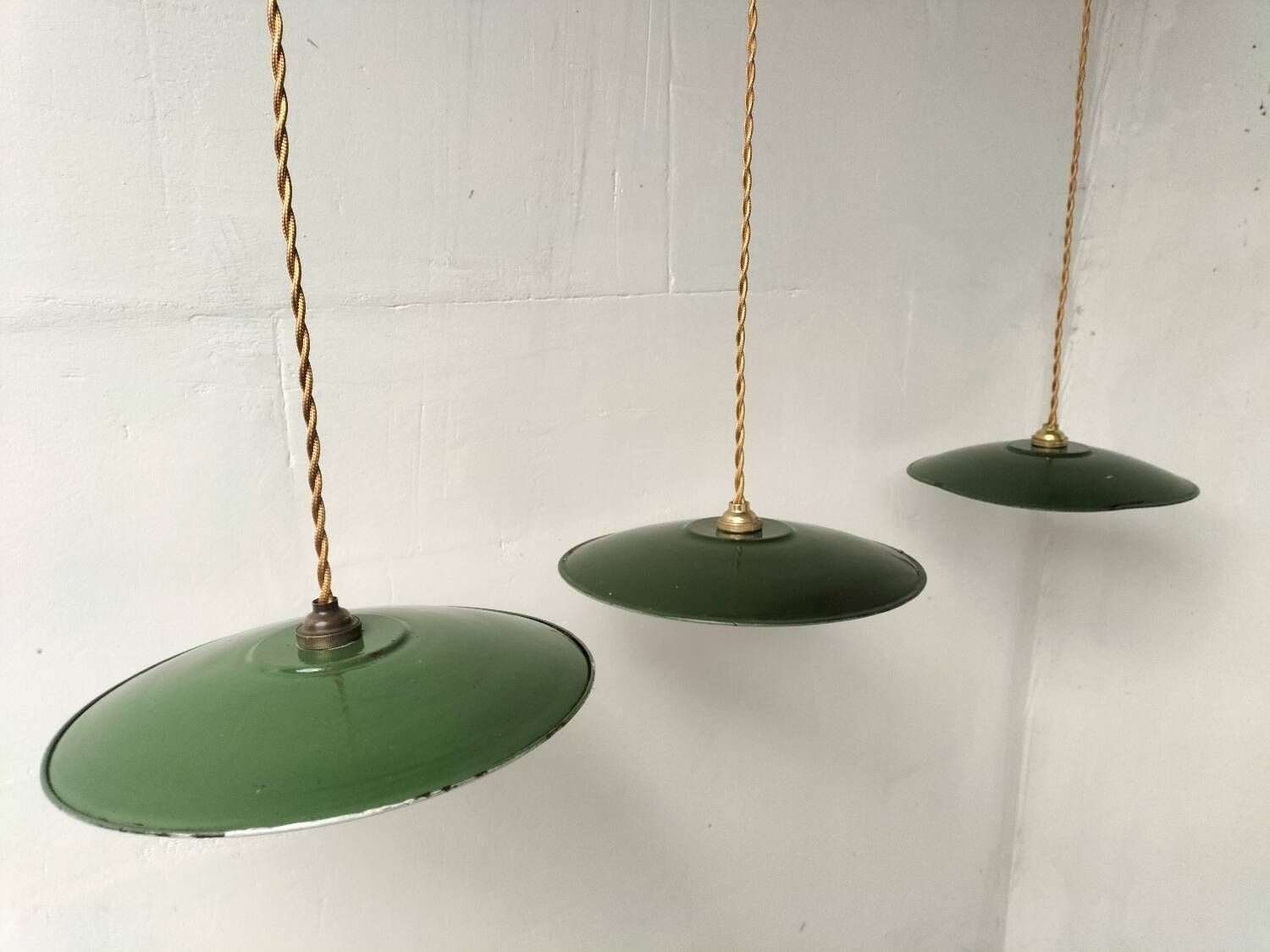 3 enamelled sheet metal suspensions