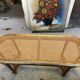 Banquette ancienne pour piano en bois massif avec cannage en excellent état